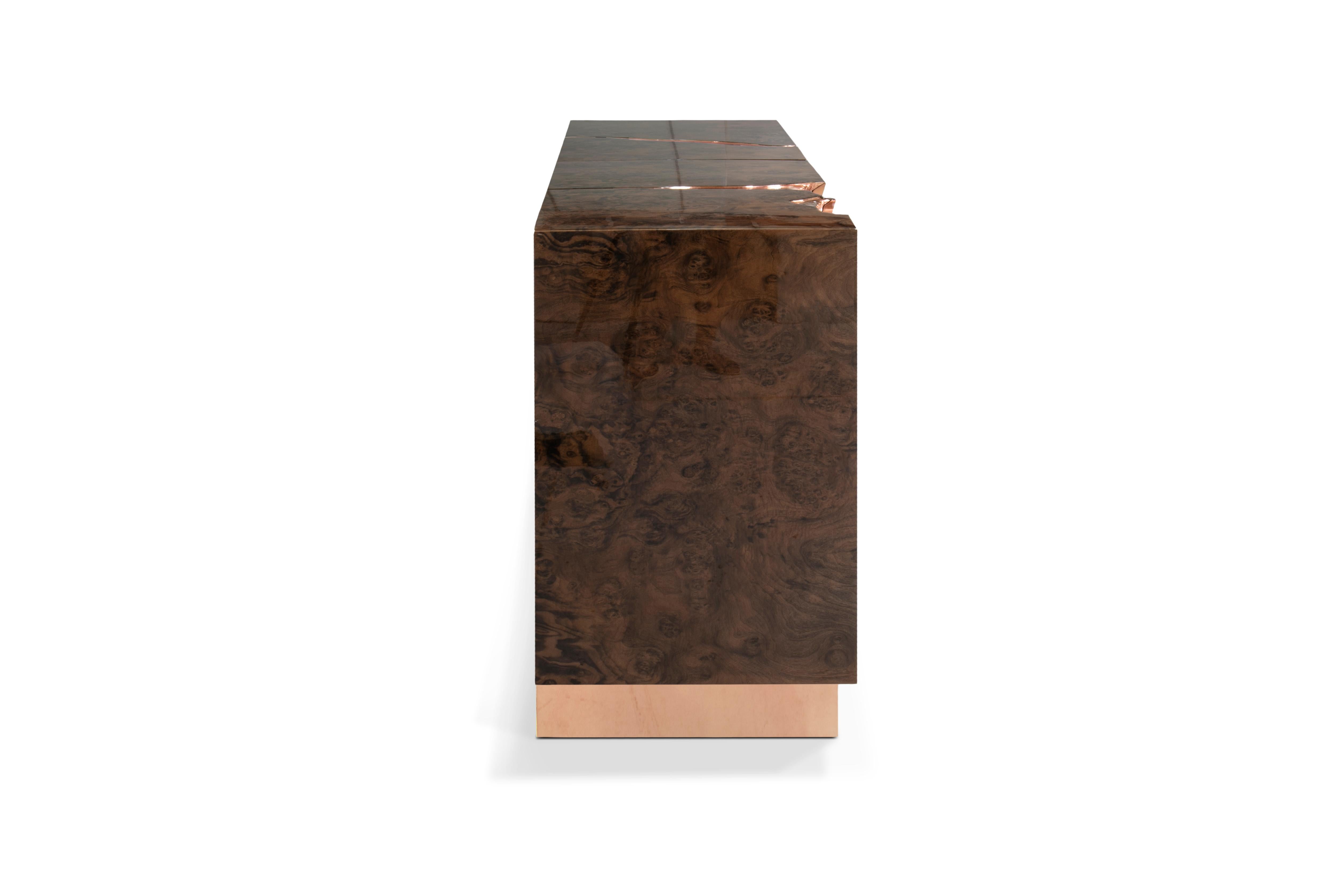 Avec le buffet Lapiaz, l'artisanat d'exception et le design atteignent de nouveaux sommets.
Ses caractéristiques organiques sont obtenues grâce au montage manuel de laiton poli et à une finition en laque noire brillante qui éclate de l'intérieur aux