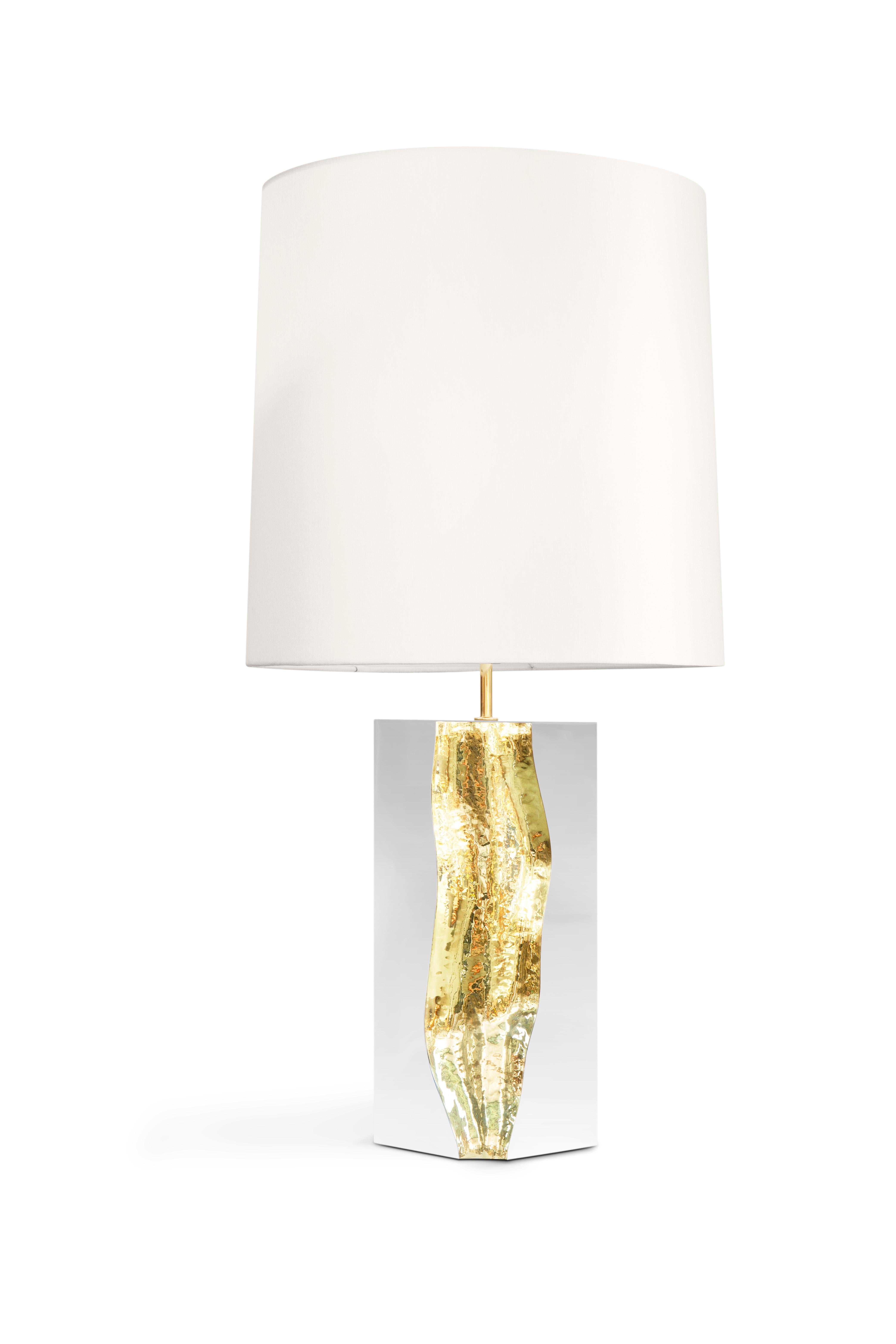 La elegante lámpara de sobremesa Lapiaz lleva la artesanía y el diseño excepcionales a un nuevo nivel. Esta pieza de diseño contemporáneo, que encuentra la belleza en los lugares más inesperados, se inspira en auténticas formaciones kársticas