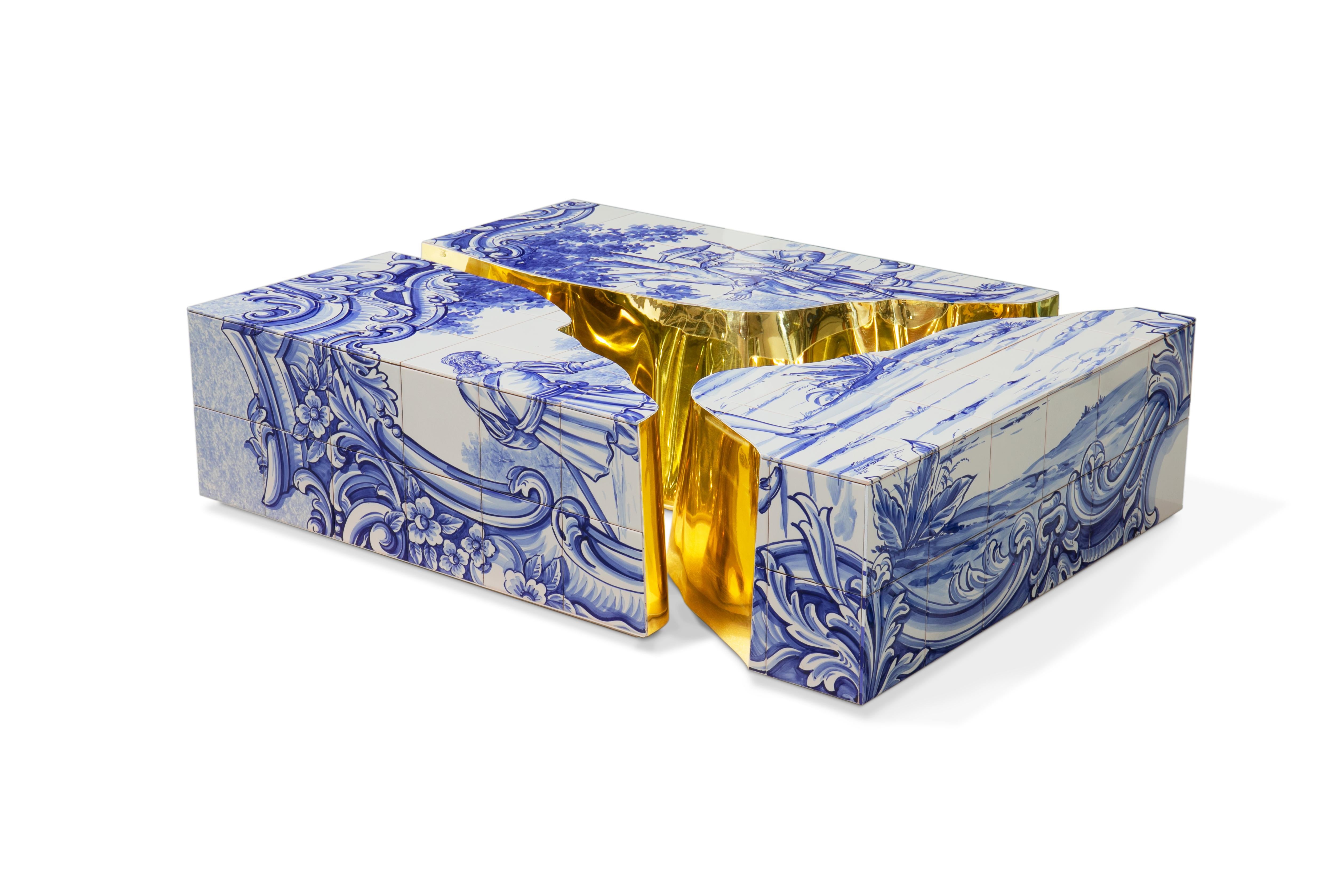 La table centrale Lapiaz fait entrer l'artisanat exceptionnel et le design dans une nouvelle dimension.
Conçue en trois modules pour des combinaisons inattendues, cette table centrale est magistralement recouverte d'azulejos blancs et bleus, les