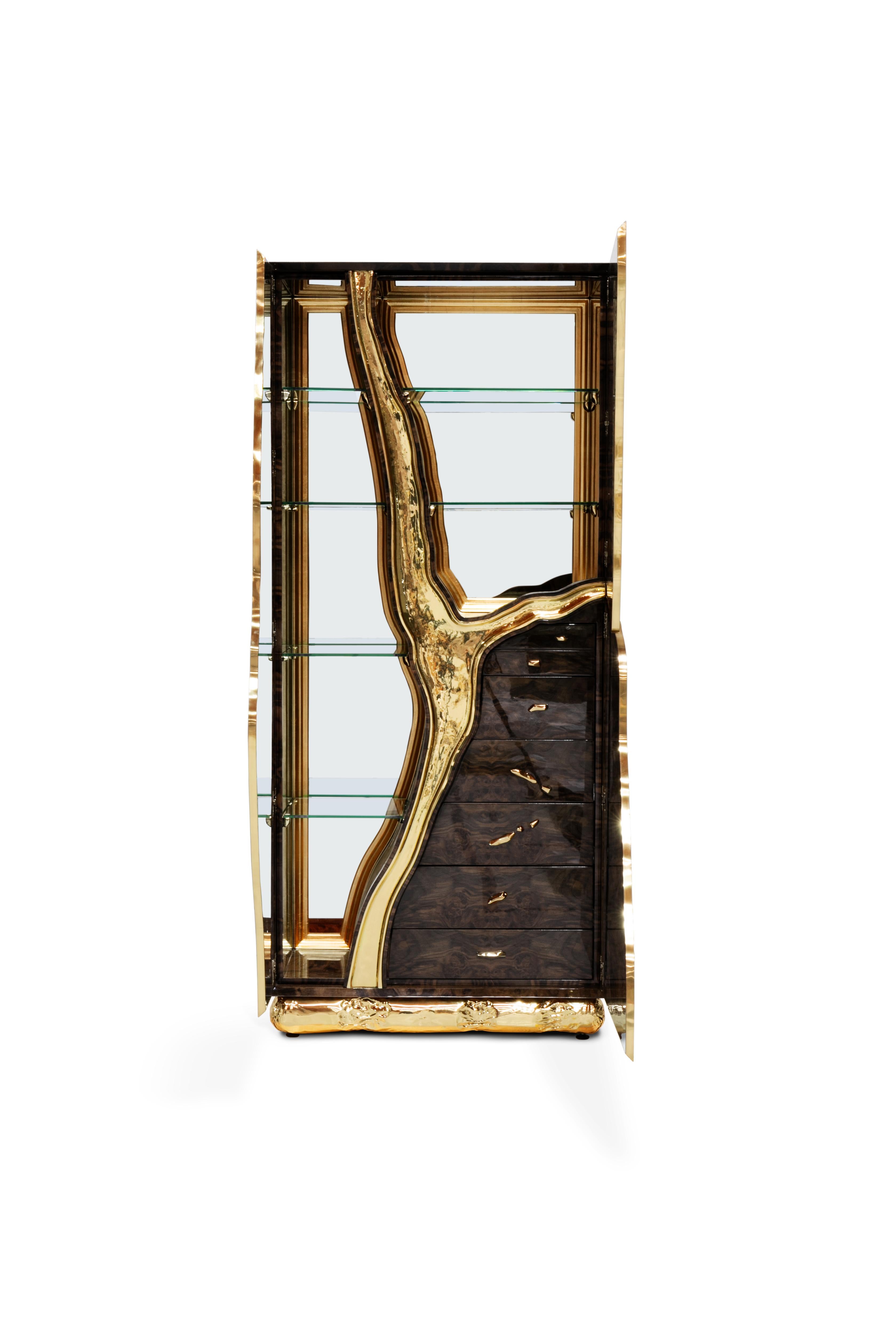 L'armadio Lapiaz porta l'eccezionale artigianato e il design in un nuovo regno. Trovando la bellezza nei luoghi più inaspettati, questo pezzo di design contemporaneo si ispira alle autentiche formazioni carsiche. Le sue caratteristiche organiche