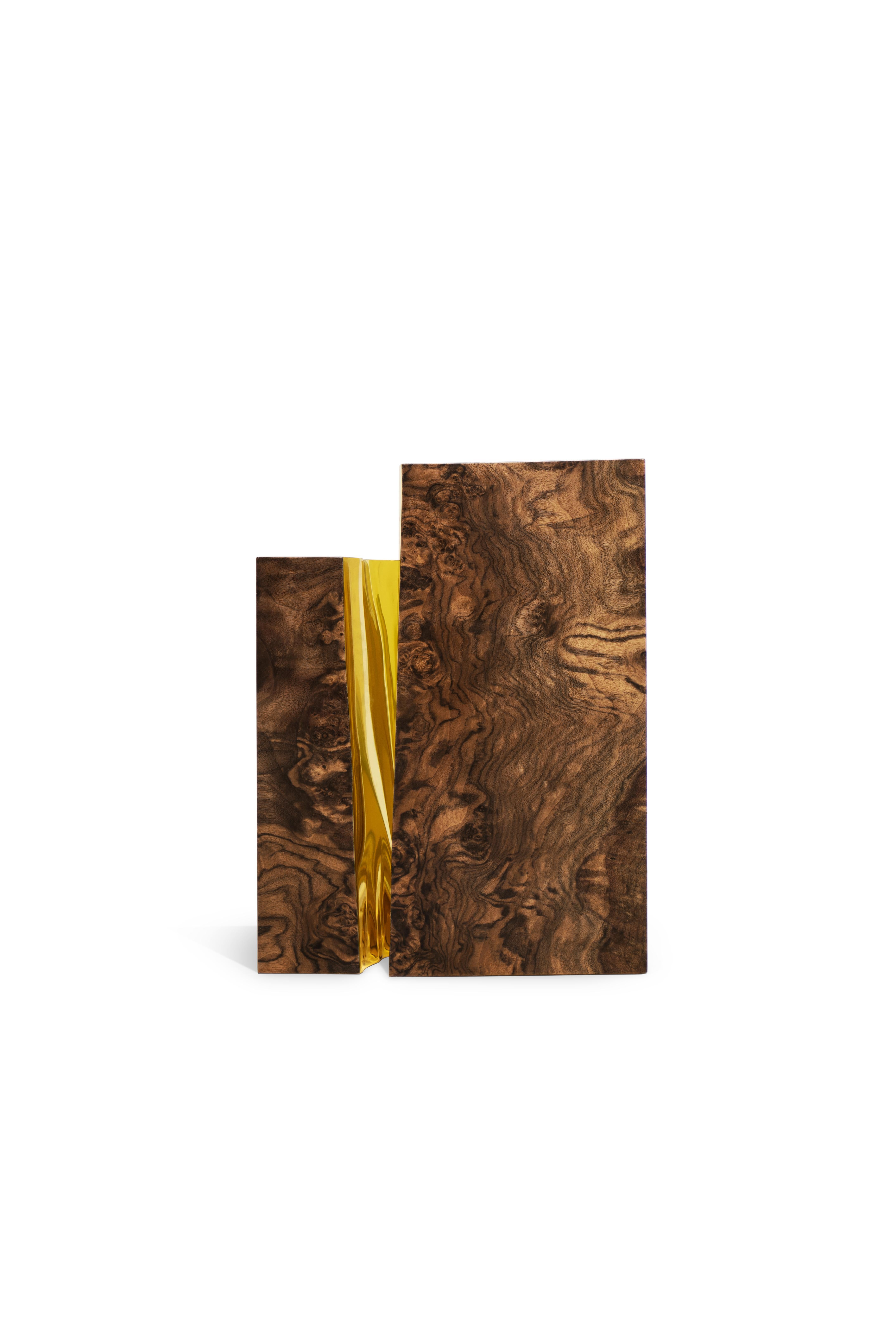 Il tavolino Lapiaz porta l'eccezionale artigianato e il design in un nuovo regno. Le sue caratteristiche organiche sono ottenute grazie al montaggio manuale della lastra di ottone lucido e alla finitura in radica di noce lucida e calda. I dettagli