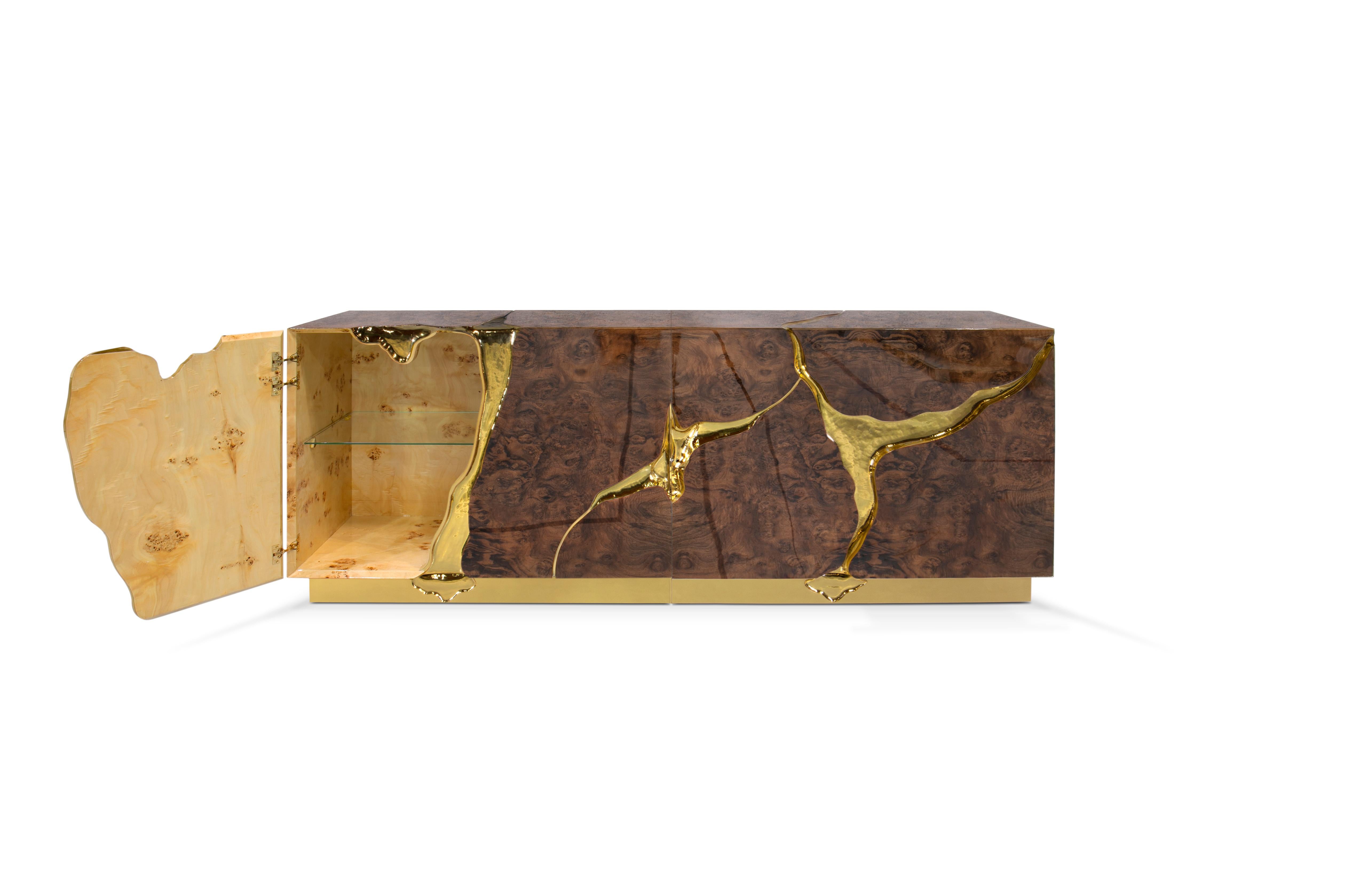 La credenza Lapiaz porta l'eccezionale artigianato e il design in un nuovo regno. Trovando la bellezza nei luoghi più inaspettati, questo pezzo di design contemporaneo si ispira alle autentiche formazioni carsiche. Le sue caratteristiche organiche
