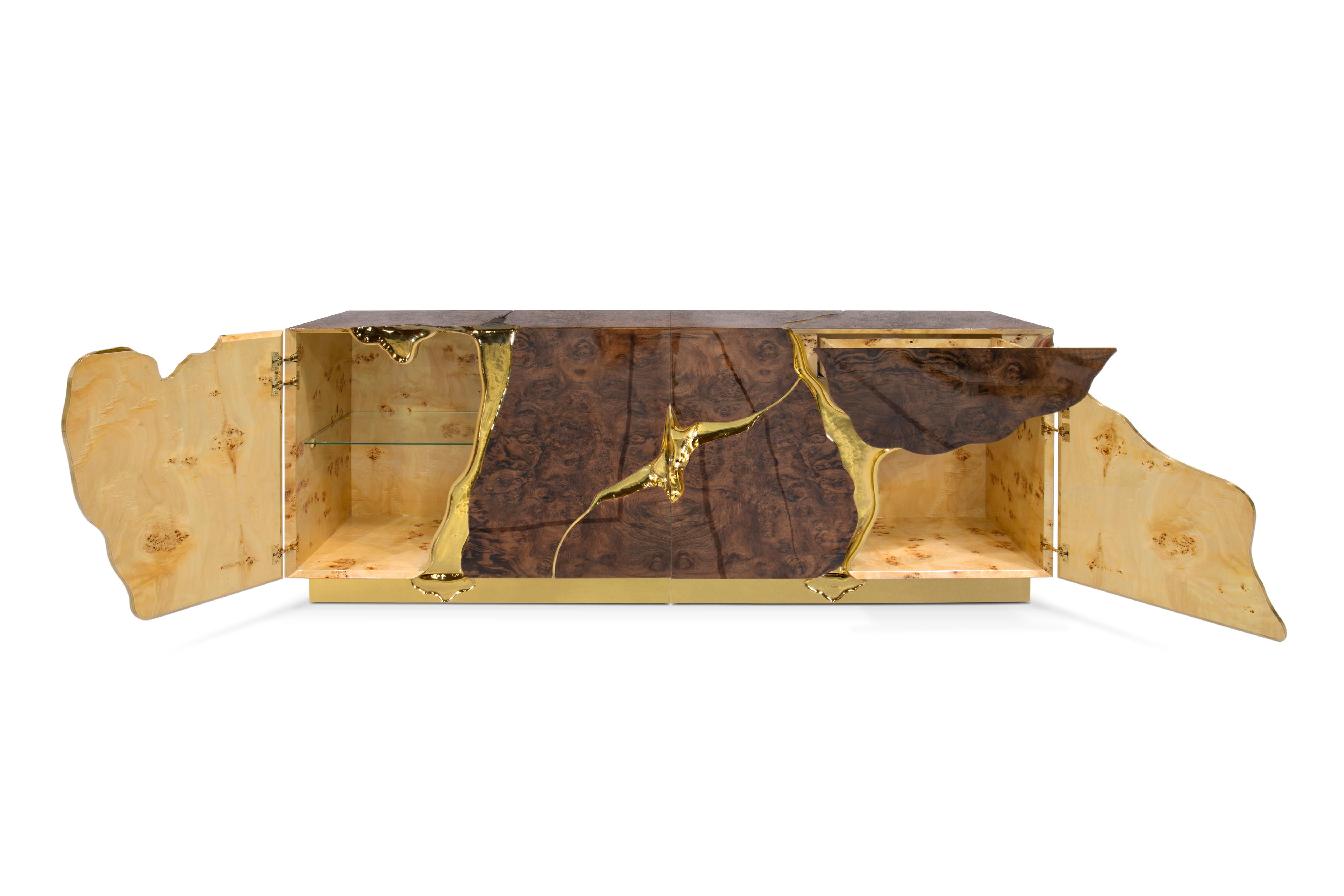 Intagliato Credenza in noce Lapiaz - Falegnameria artigianale in ottone e impiallacciatura - Boca Do Lobo in vendita