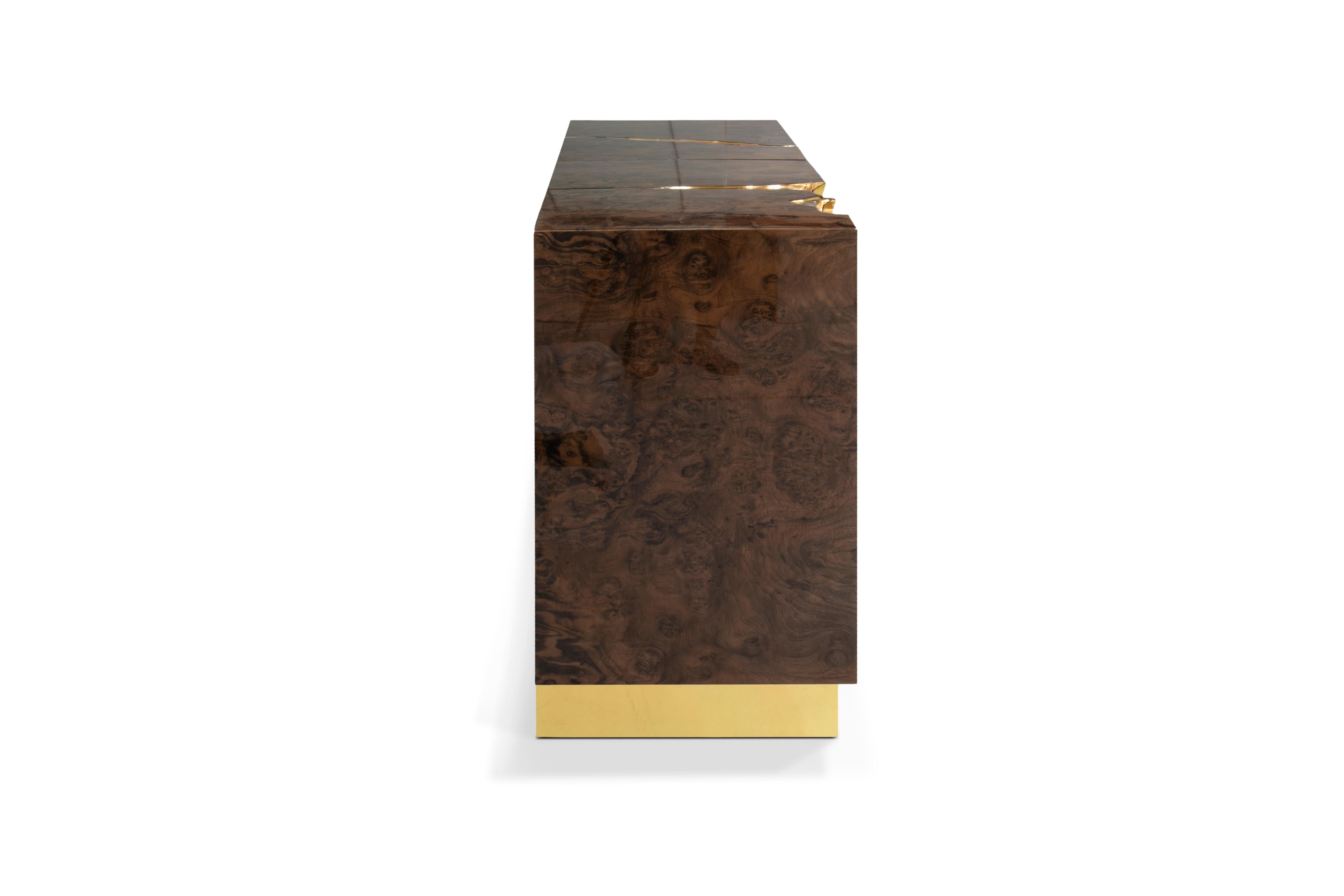 XXI secolo e contemporaneo Credenza in noce Lapiaz - Falegnameria artigianale in ottone e impiallacciatura - Boca Do Lobo in vendita