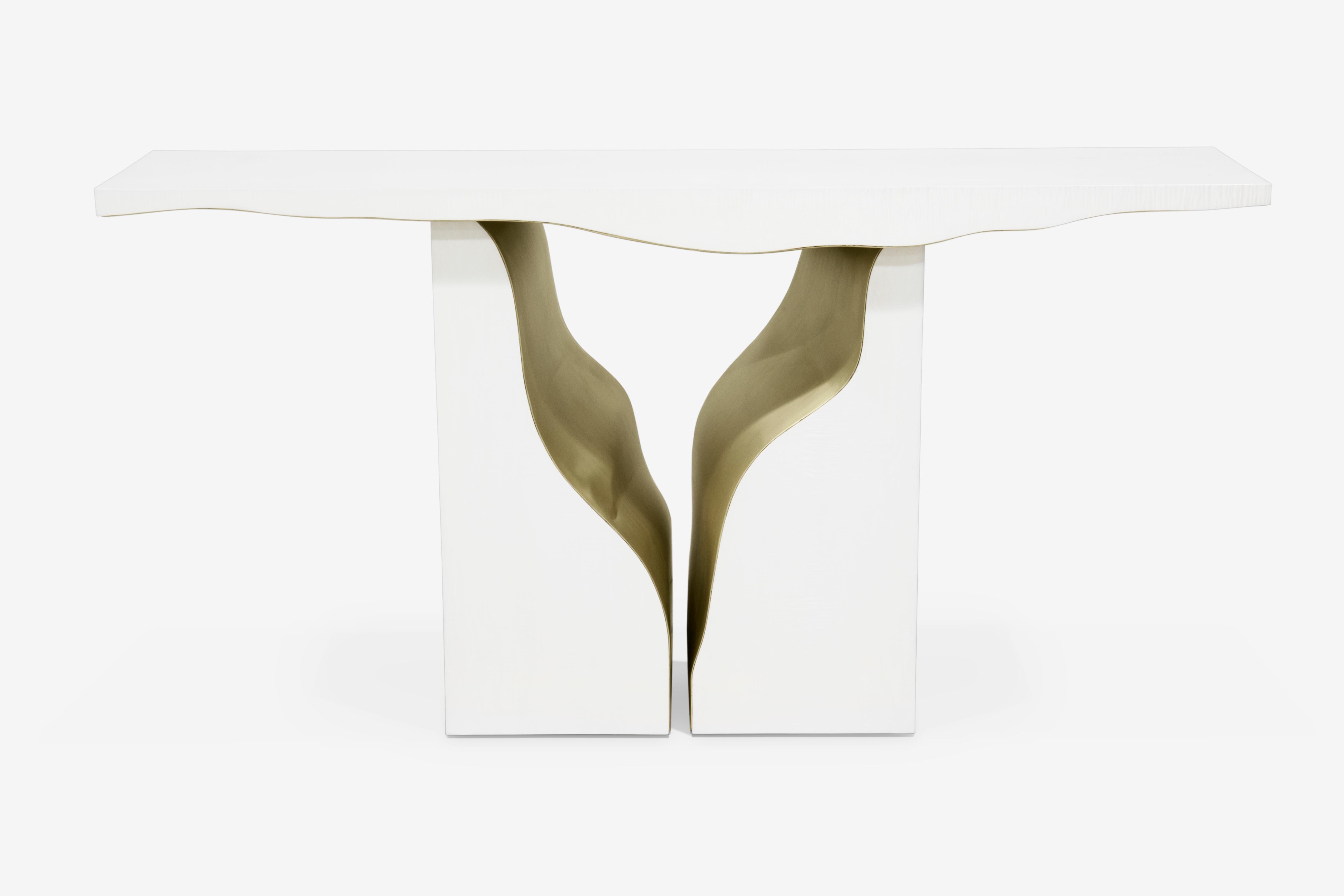 La consola Lapiaz lleva la artesanía y el diseño excepcionales a un nuevo ámbito. Esta pieza de diseño contemporáneo, que encuentra la belleza en los lugares más inesperados, se inspira en auténticas formaciones kársticas. Sus rasgos orgánicos se