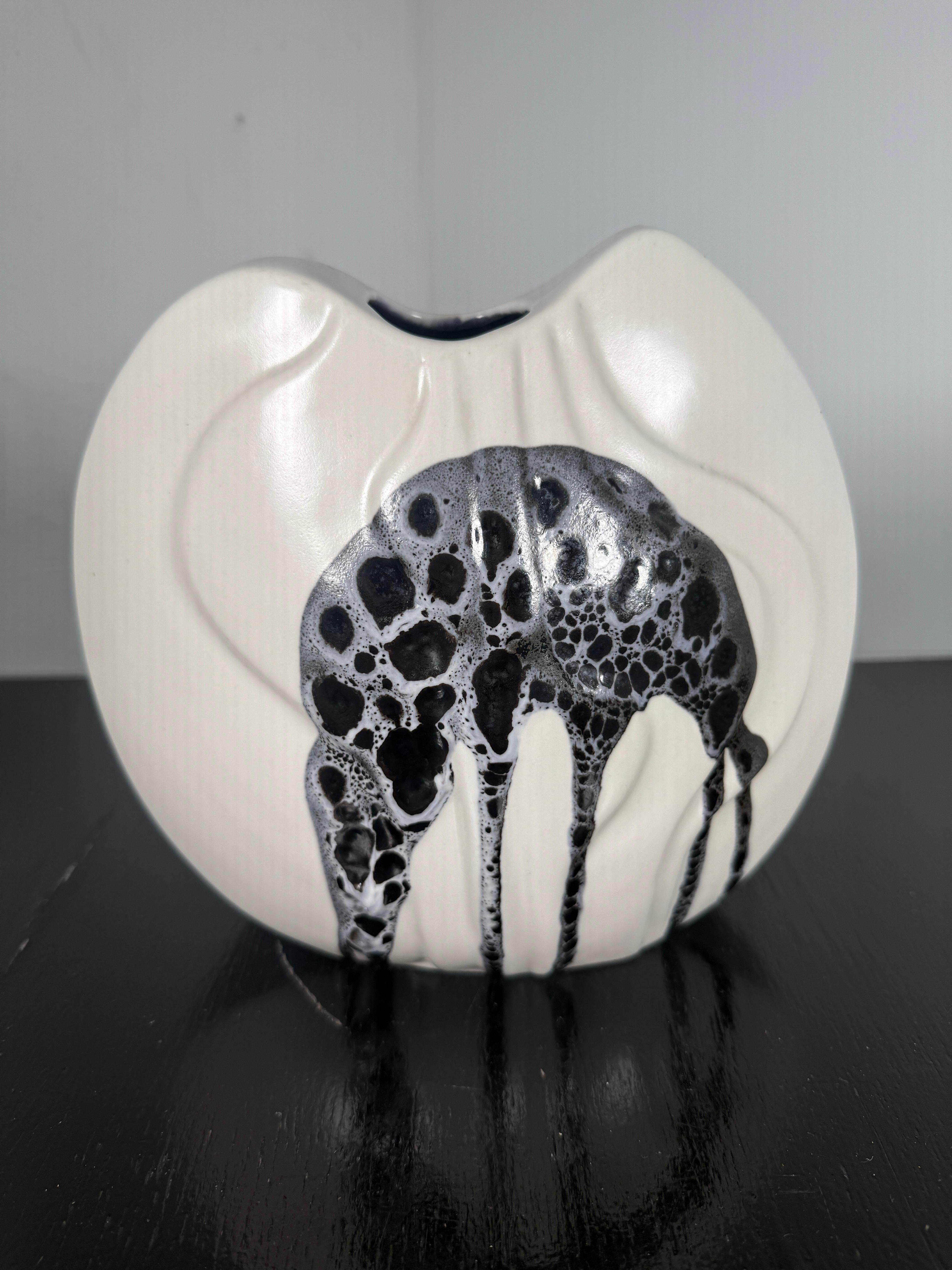 Questo bellissimo vaso dipinto a mano di Lapid Ceramics è stato disegnato dall'artista Dan. Sebbene si tratti di un vecchio pezzo del Mid-Century, ha un aspetto molto contemporaneo, meglio ancora se senza tempo. La forma organica della ceramica e