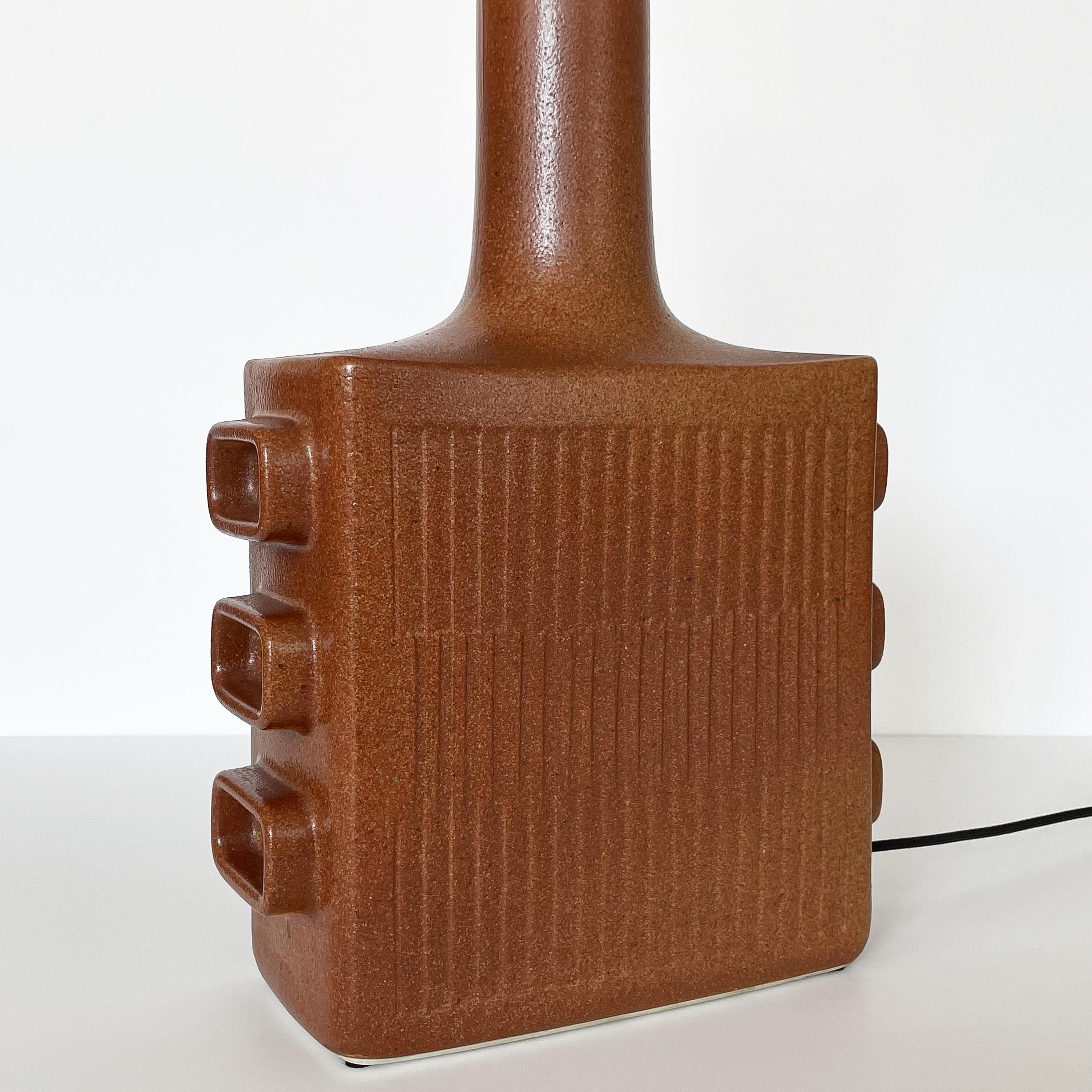 Lapid Sculptural Ceramic Table Lamp In Excellent Condition In Chicago, IL