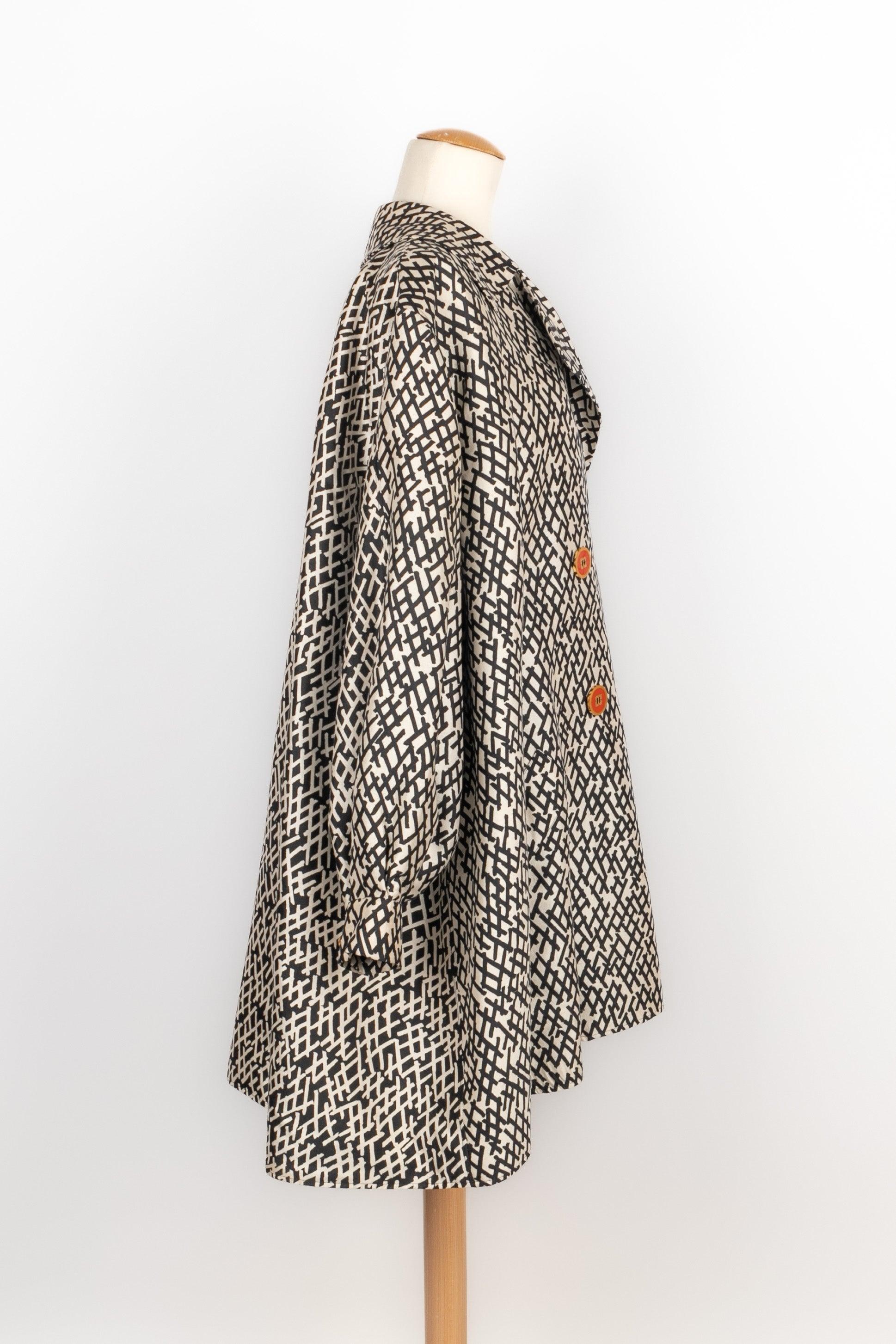 Lapidus - White wild silk coat with black pattern. Orange and golden metal buttons. No size indicated, it fits a 38FR/40FR. 1995 Spring-Summer Haute Couture Collection.

Additional information:
Condition: Very good condition
Dimensions: Shoulder