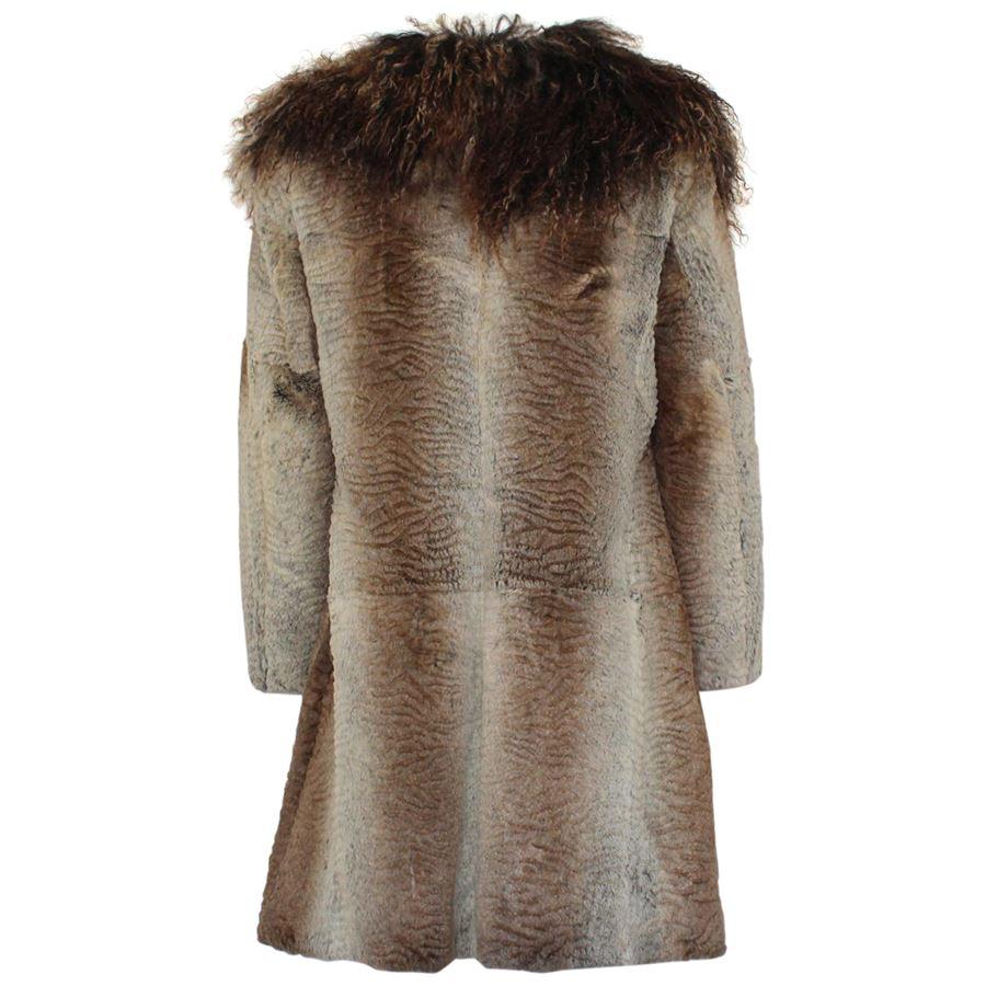Lapin fur Different shades of color Mongolia collar (removable) Authomatic buttons closure 2 Pockets Total length from shoulder cm 78 (30.7 inches)
