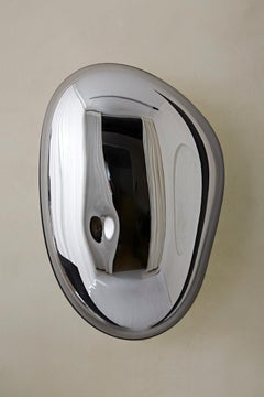 Lapis 10 Specchio scultoreo in argento con vetro soffiato a mano di Homa