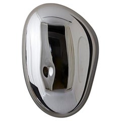 Lapis 10 Specchio scultoreo in argento con vetro soffiato a mano di Homa