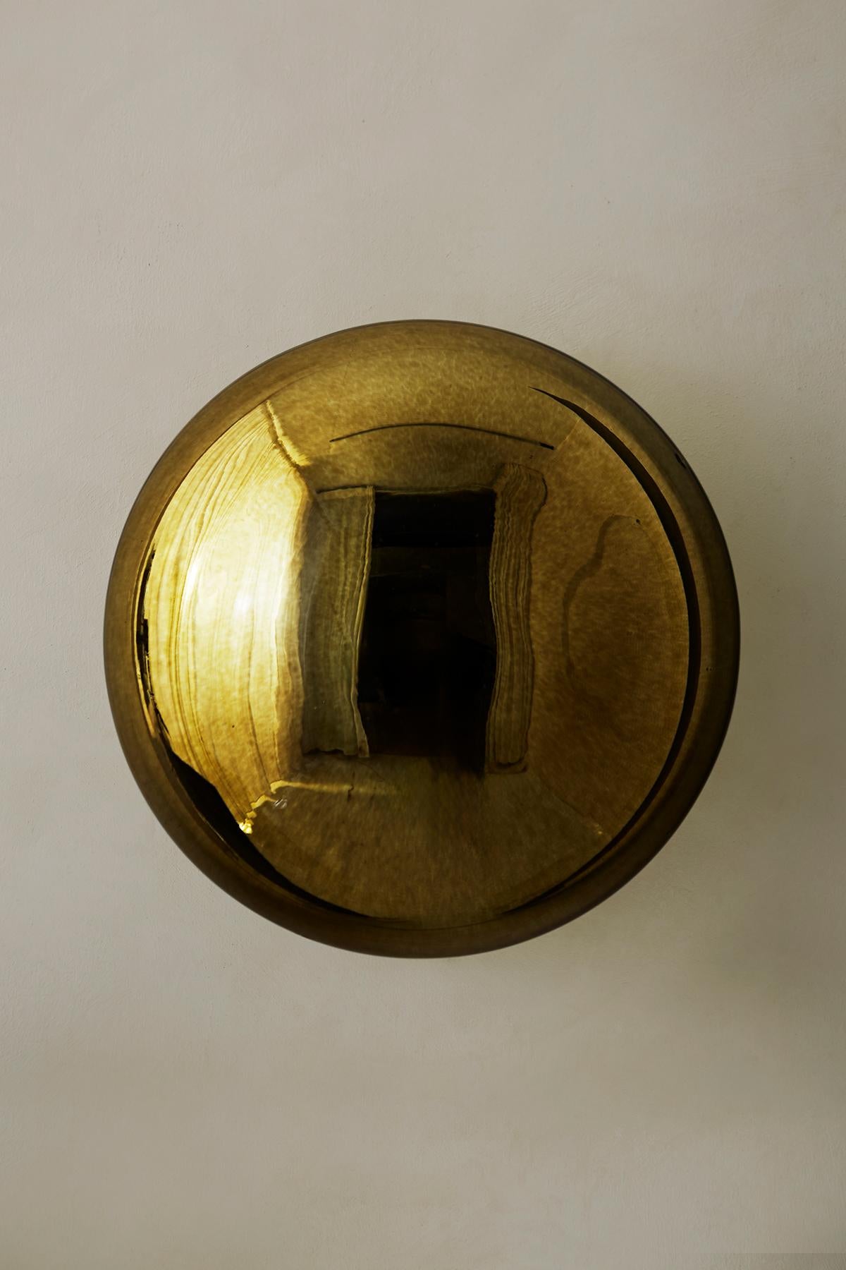 Lapis 26 Specchio scultoreo in oro con vetro soffiato a mano di Homa
Dimensioni: L 40 x P 21 x H 40 cm
Materiali: Vetro soffiato. Specchio d'oro.

HOMA è un atelier di design contemporaneo con sede a Istanbul. I processi caratteristici dell'Atelier