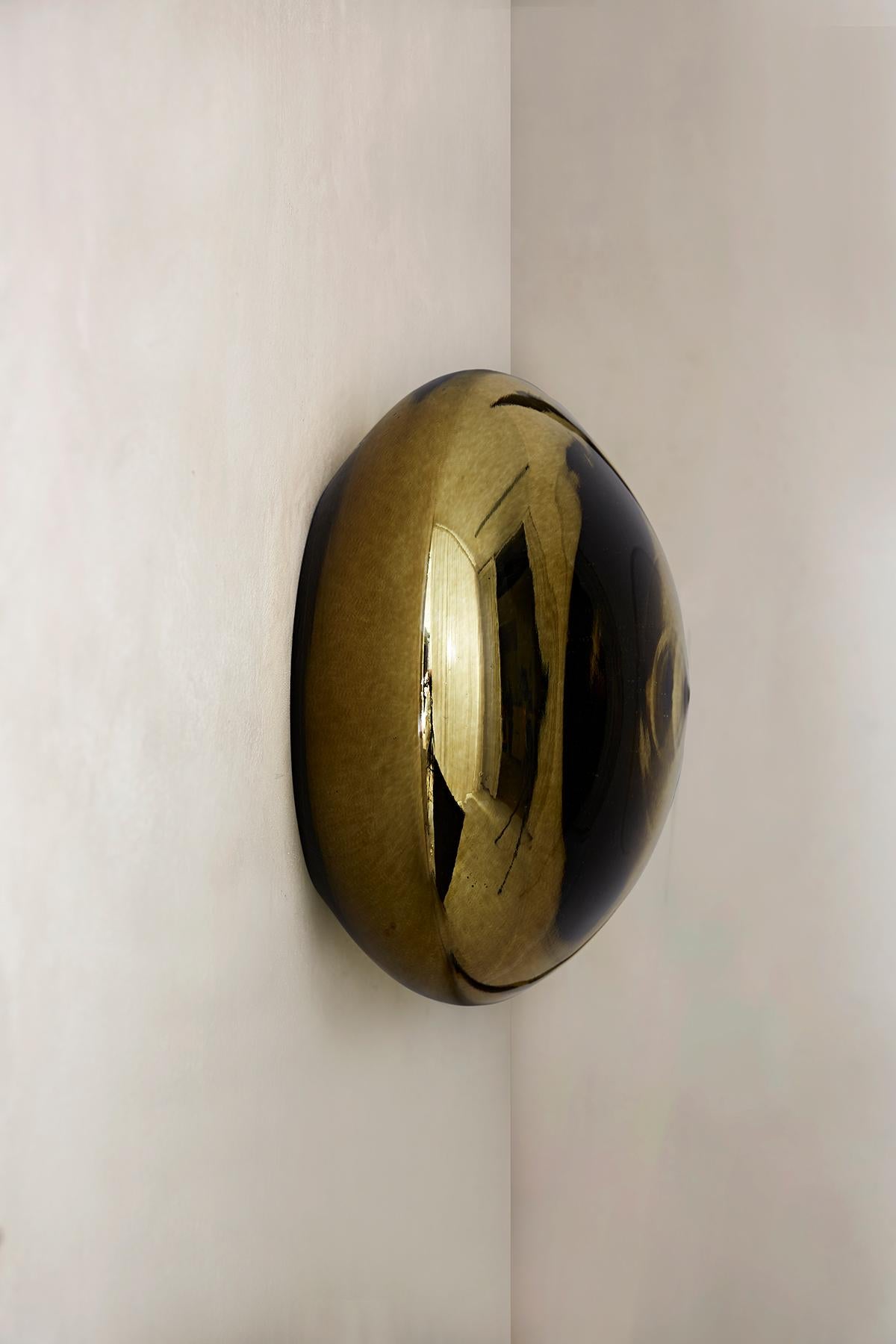 Postmoderno Lapis 26 Specchio scultoreo in oro con vetro soffiato a mano di Homa in vendita