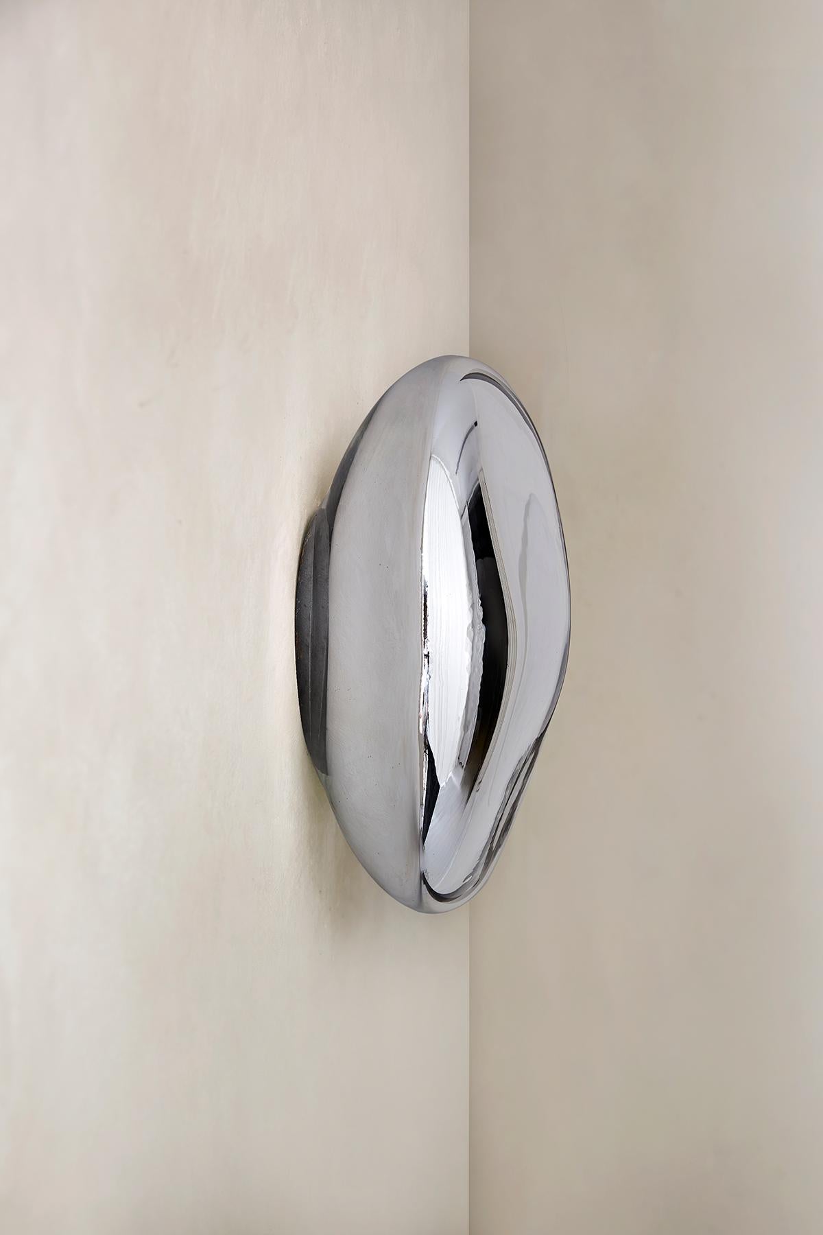 Turco Lapis 5 Specchio scultoreo in argento con vetro soffiato a mano di Homa in vendita