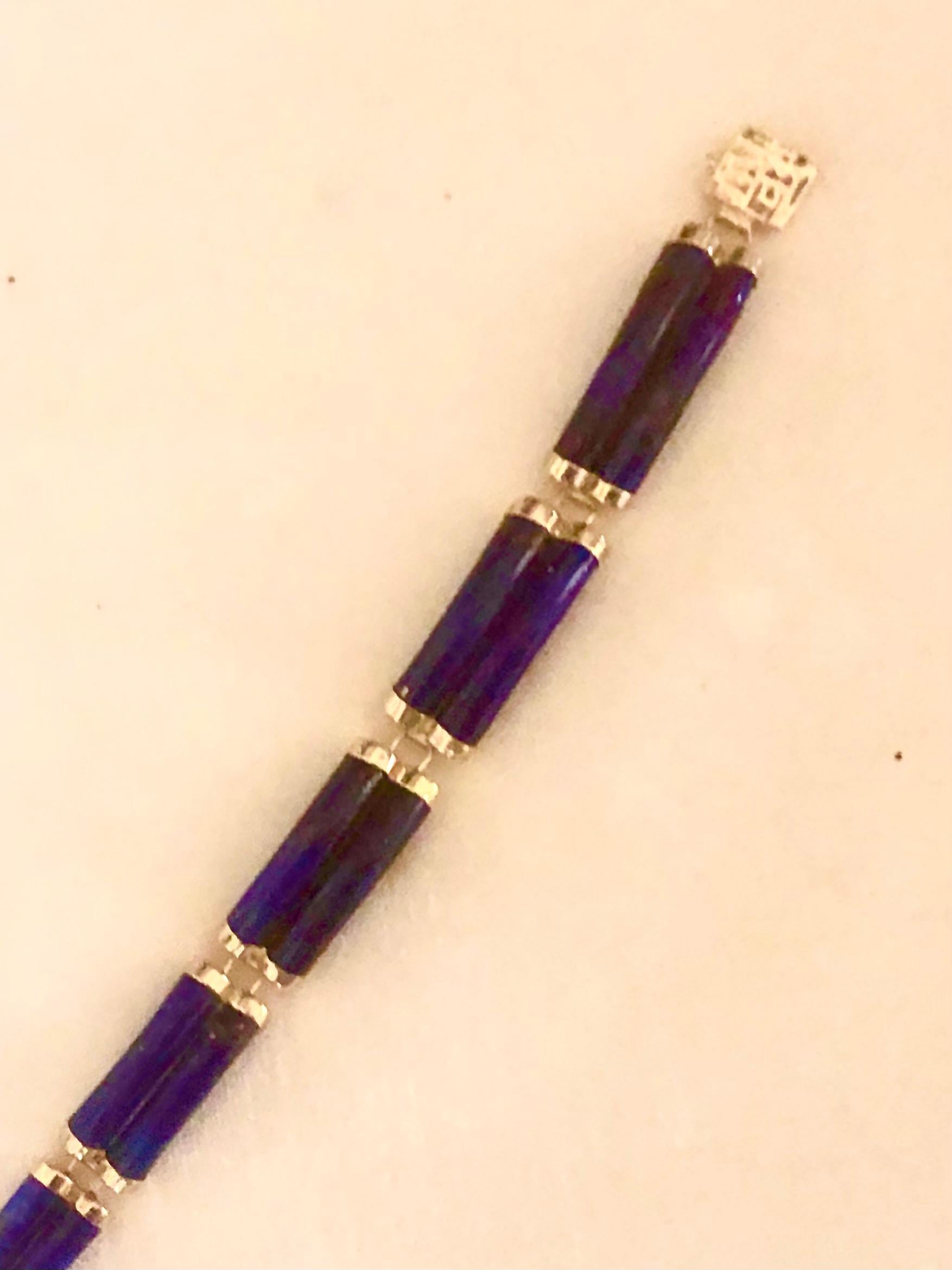 Très beau lapis-lazuli et or 14kt de taille moyenne.  bracelet segmenté. Le lapis de haute qualité est sculpté en deux parties, chaque segment étant terminé par un embout en or massif. Les segments sont joliment incurvés pour épouser la forme du
