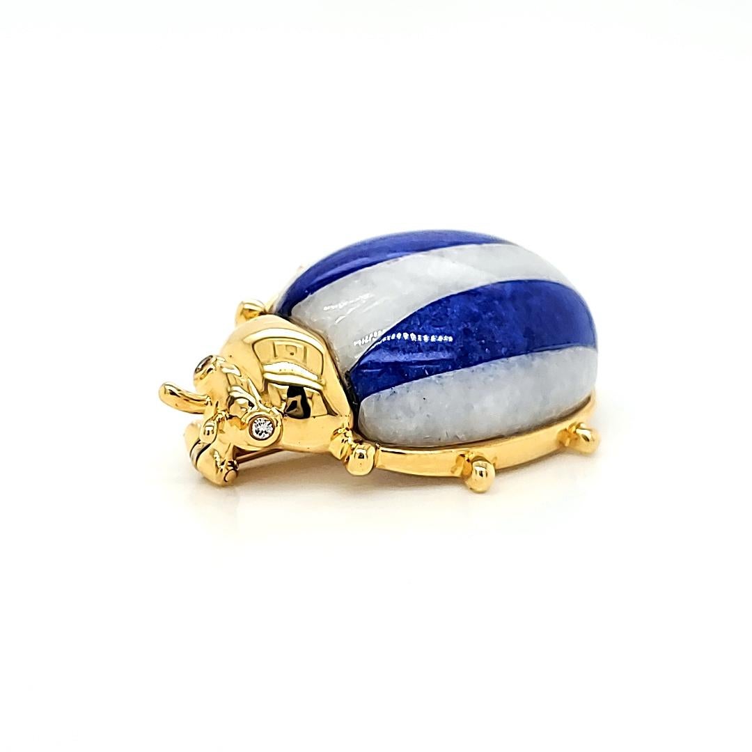 A tiny wonder crafted with elegance and grace.


This charming lady bird comes to life on this gold pin, which is crafted with stunning Lapis and Agate stones totaling 4.30 carats.

Two twinkling diamonds grace its eyes, adding a touch of sparkle to