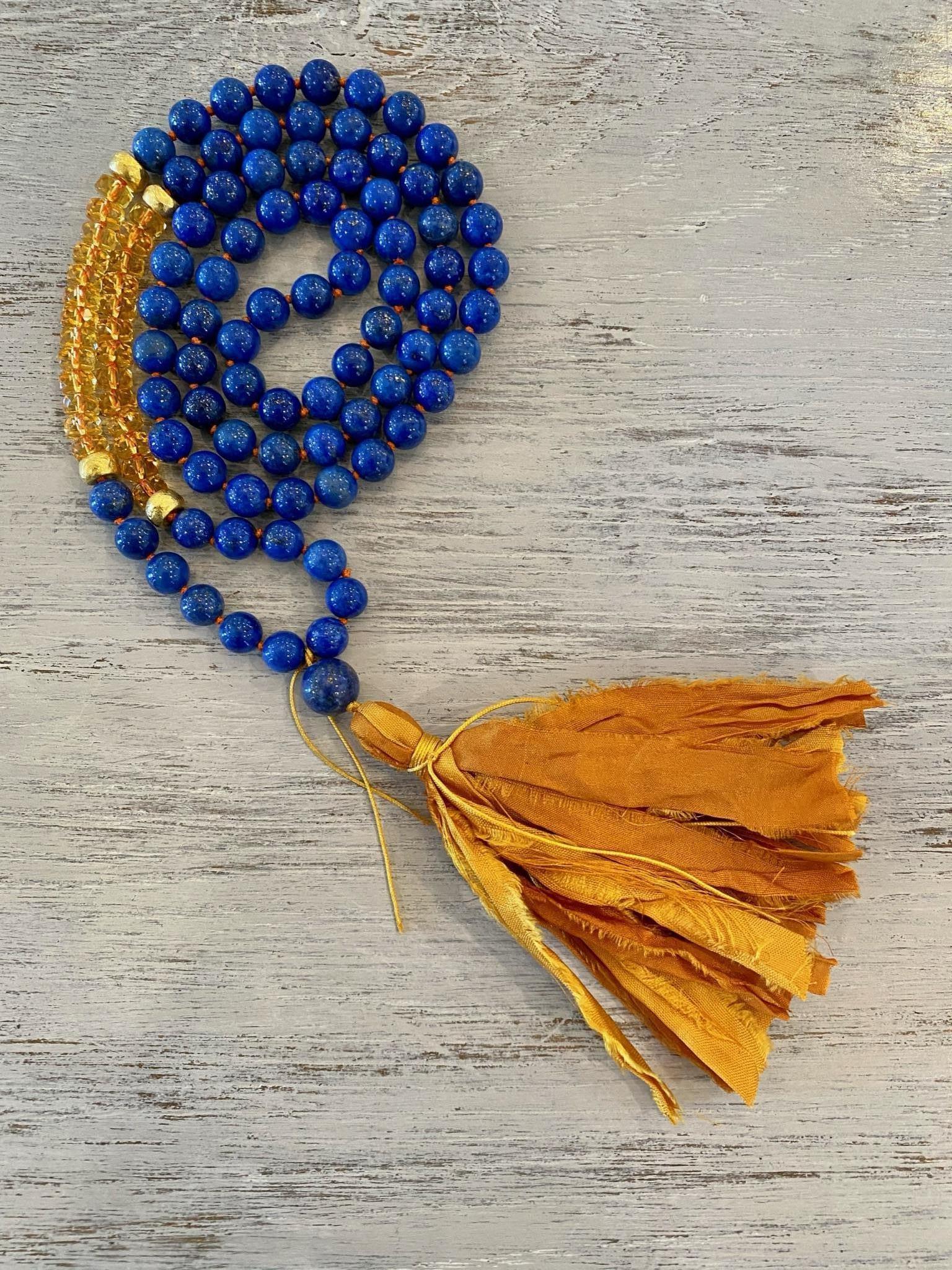 Halskette aus 18 Karat Gelbgold mit Lapislazuli und Citrin Mala / Gebet / Meditation (Kunsthandwerker*in) im Angebot