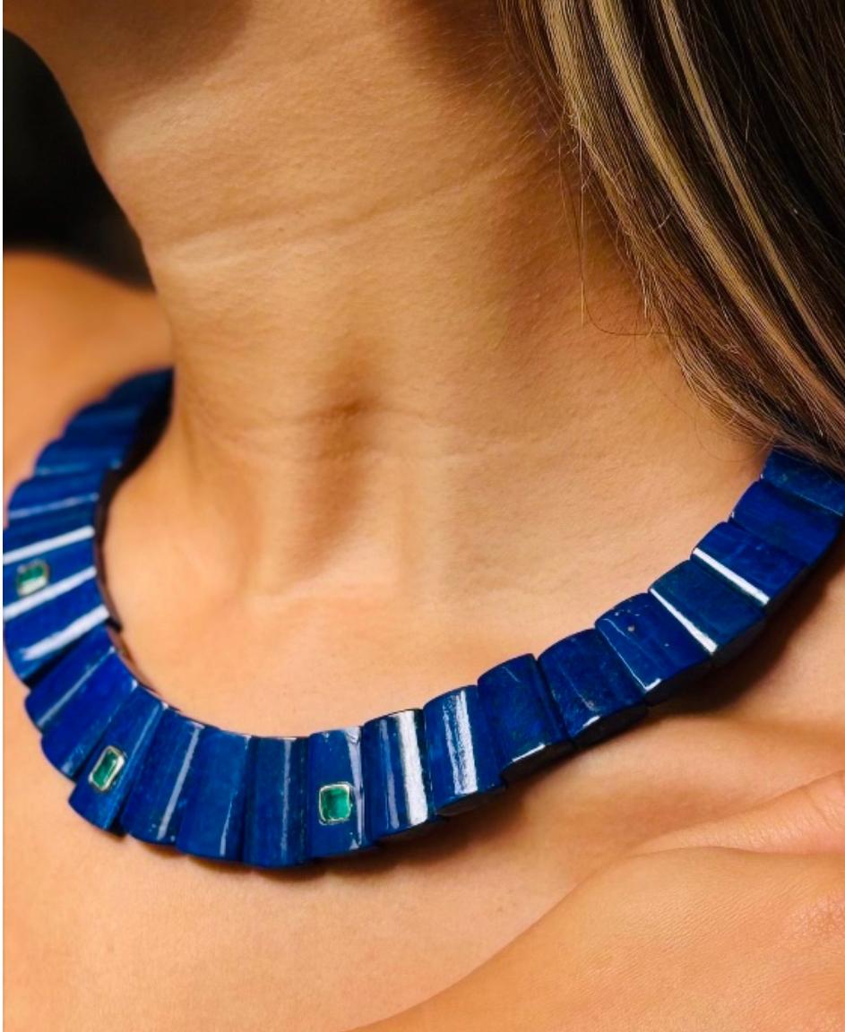 Il CLEOPATRA

Collana con collare di lapis e smeraldo
oro 14k

Qual è la differenza tra un girocollo e una collana? 

- Il girocollo è una collana corta che si adatta perfettamente al collo, indipendentemente dalla sua larghezza. Una collana a