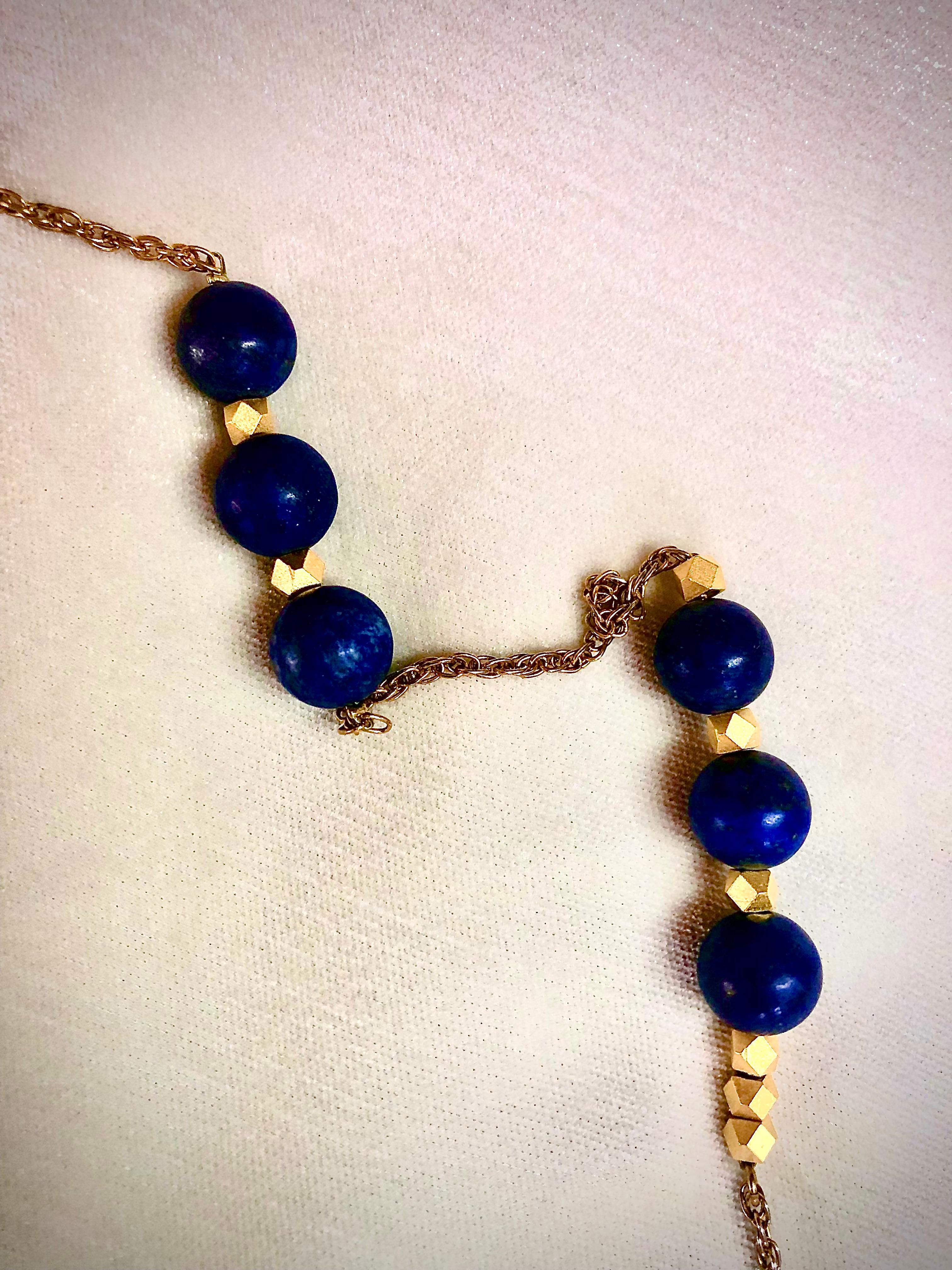 Kreuzförmiges Collier aus Lapis und vergoldetem Metall (Perle) im Angebot