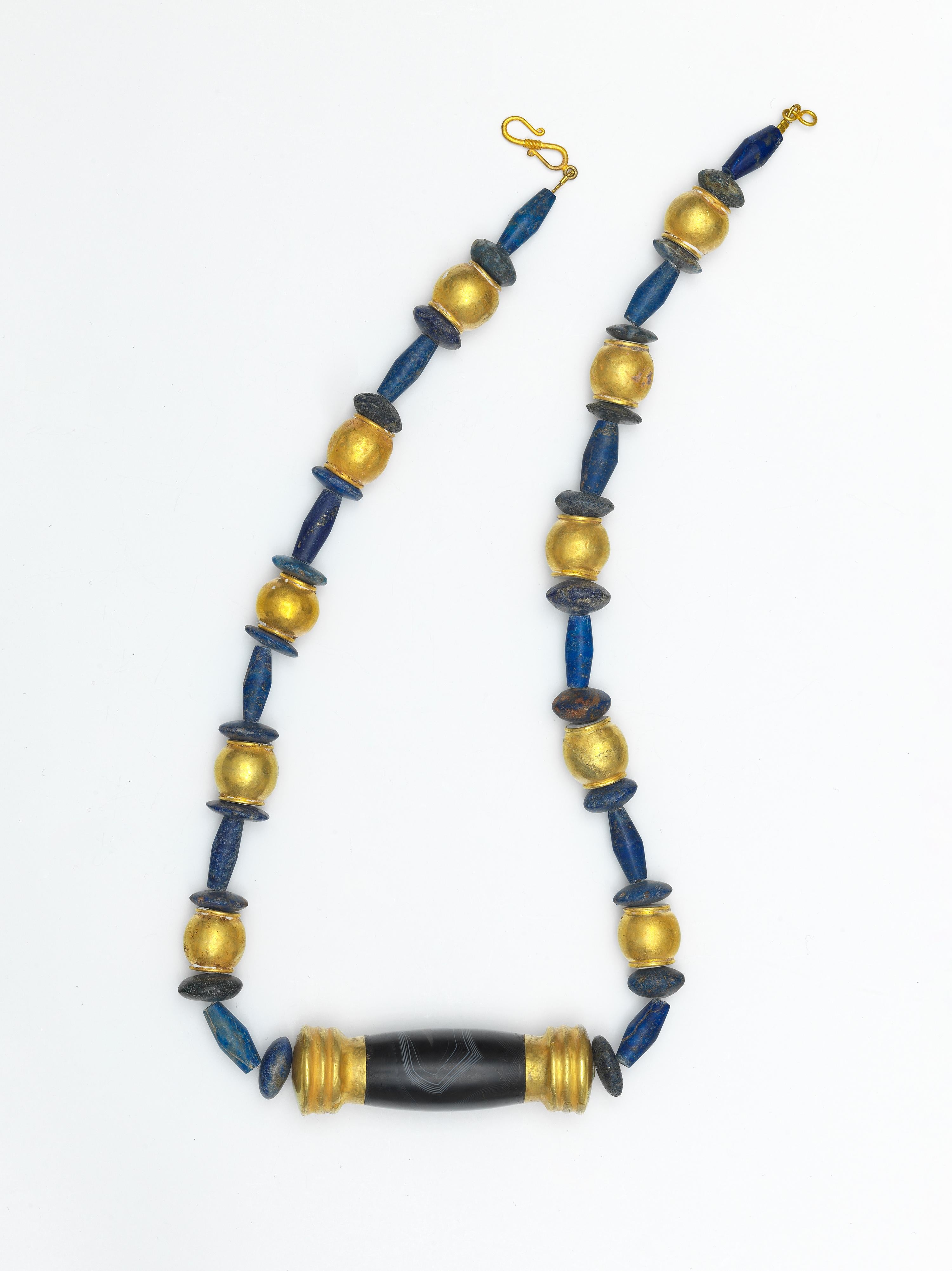 Lapis and Gold Beaded Necklace, with Central Gold-Capped Black Agate  In Excellent Condition For Sale In London, GB