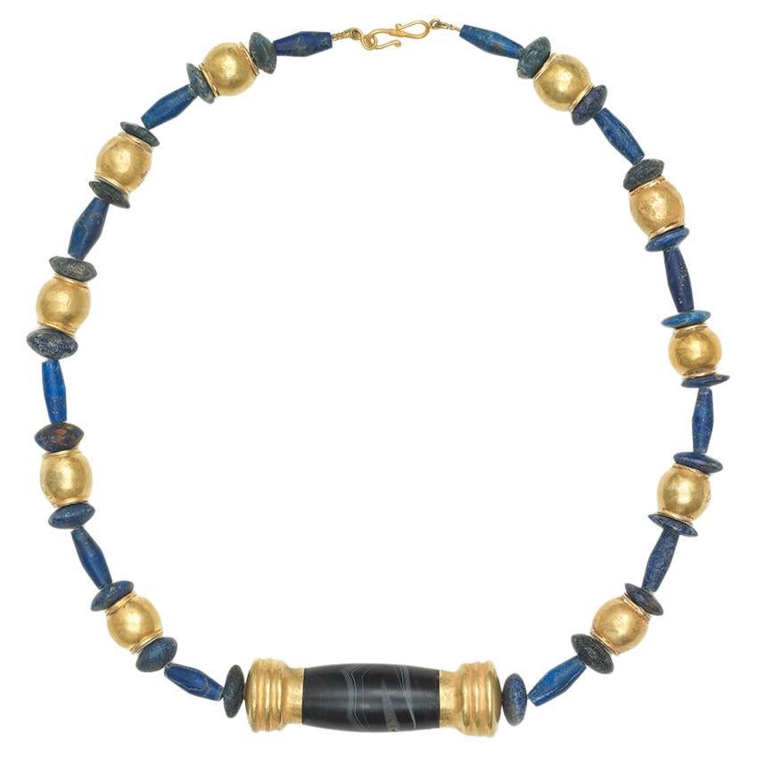 Collana di Lapis e perline d'oro, con Agata nera centrale ricoperta d'oro in vendita