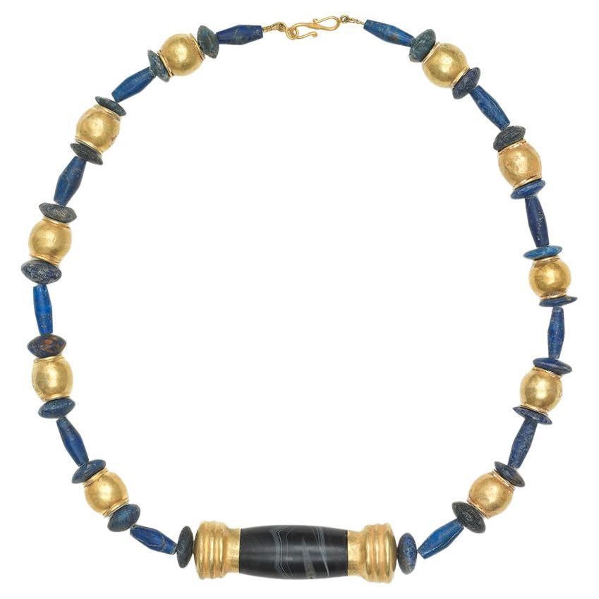  Lapis und Gold Perlenkette, mit zentralem schwarzen Achat mit Goldkappe  im Angebot