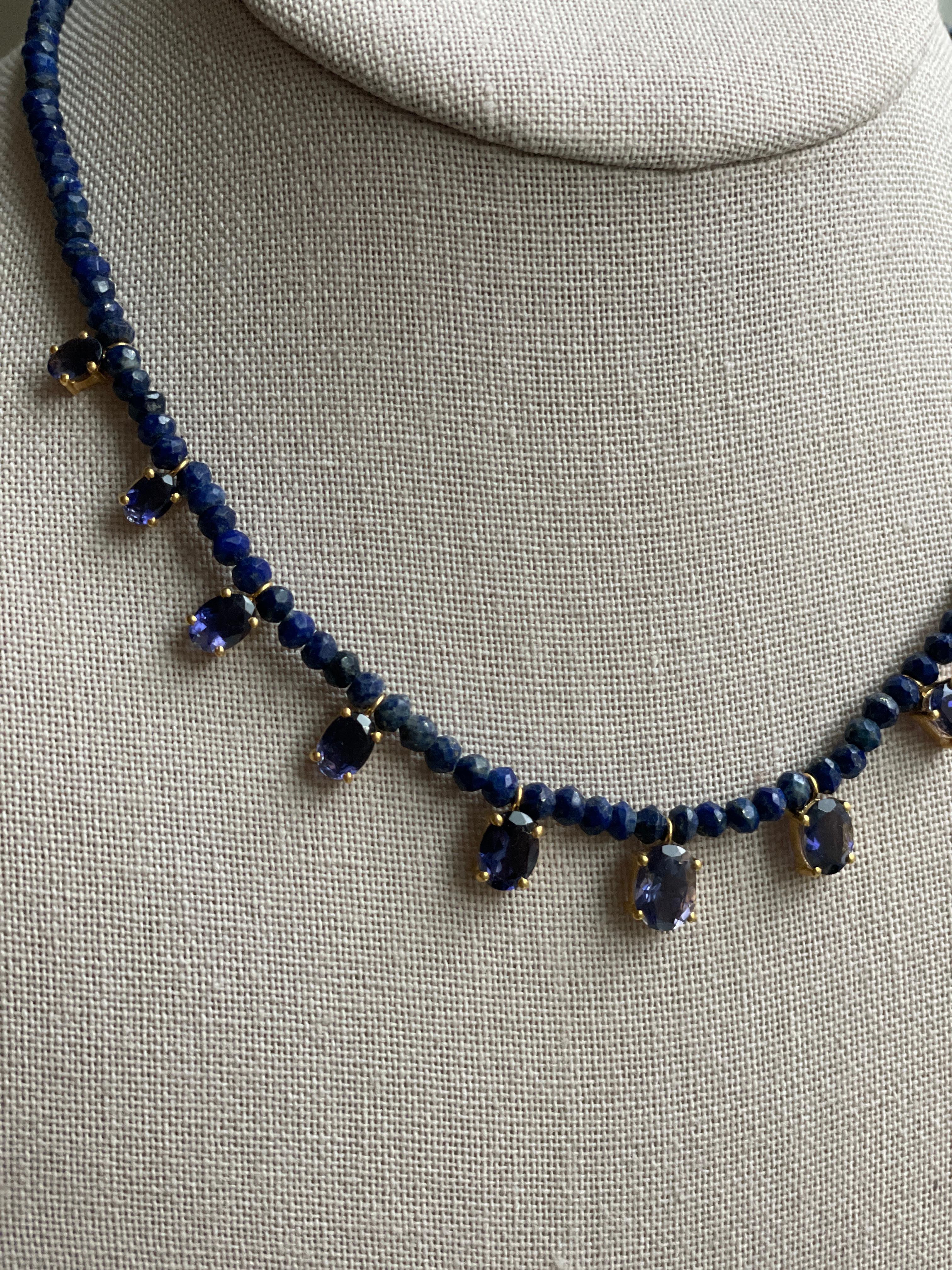 7.5 Carat Lapis and Iolite Oval Beaded Gold Necklace For Sale 4