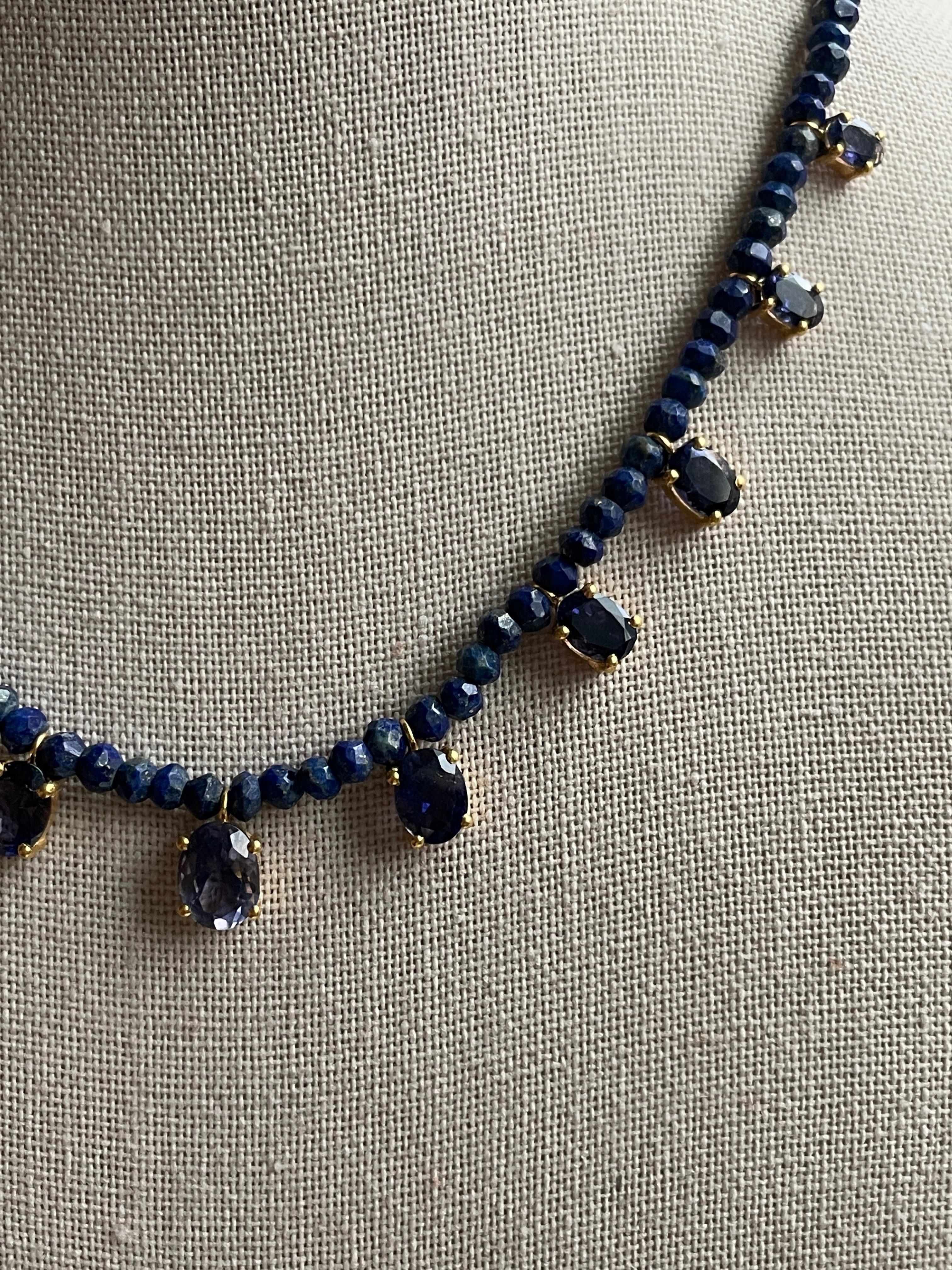 Modern 7.5 Carat Lapis and Iolite Oval Beaded Gold Necklace For Sale