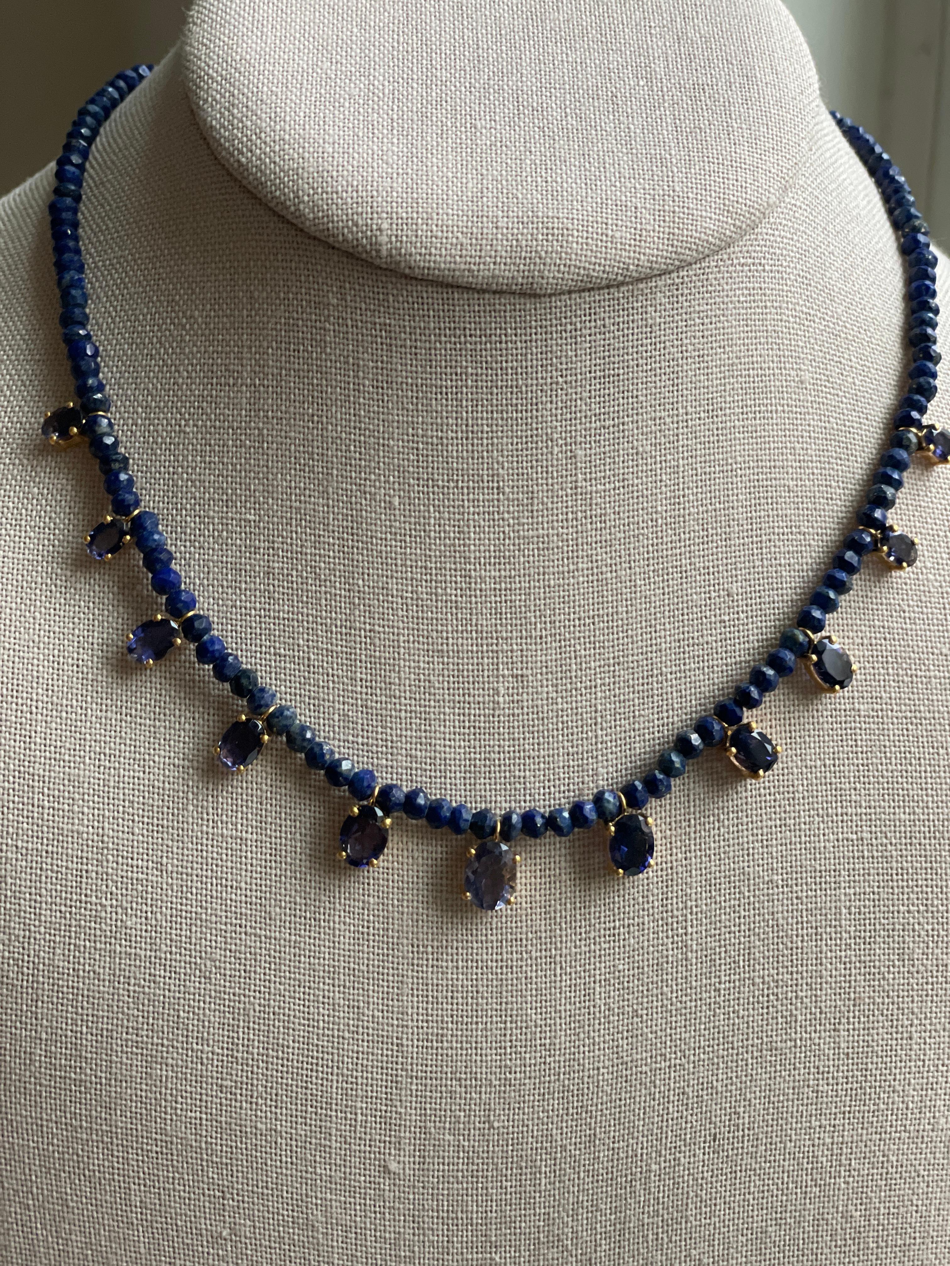 7.5 Carat Lapis and Iolite Oval Beaded Gold Necklace For Sale 3