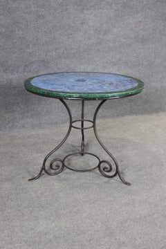 Mesa de centro de lapislázuli y malaquita con base de metal