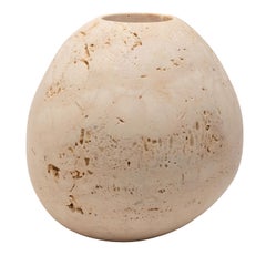 Jarrón de travertino «Lapis Beige», de Elisa Ossino