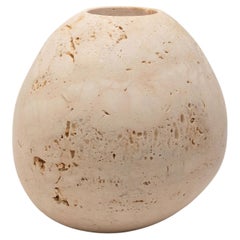 Jarrón de travertino «Lapis Beige», de Elisa Ossino