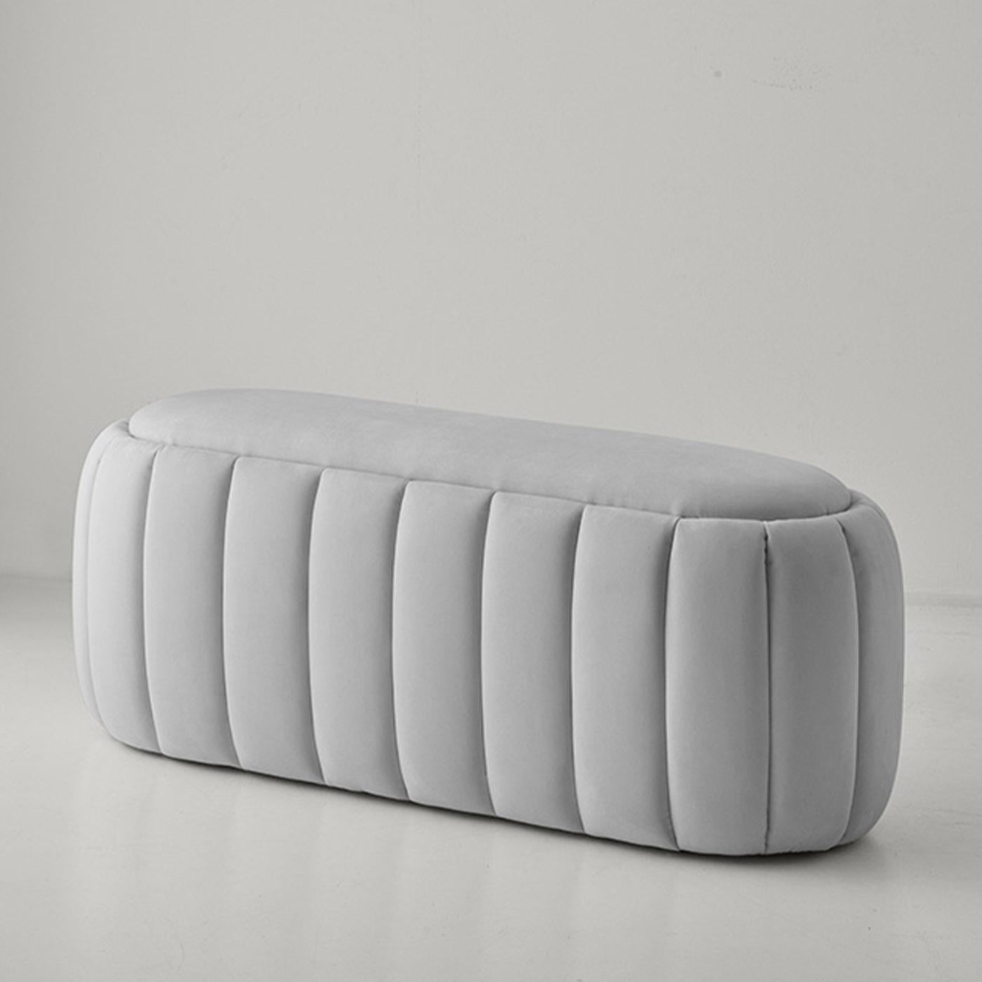 The bench is fully upholstered in water-repellent and washable 'Econabuk Bretone' microfibre fabric. The elegant bench has a particular rounded shape that is suitable for any type of room in the house. It is very robust and it can support heavy