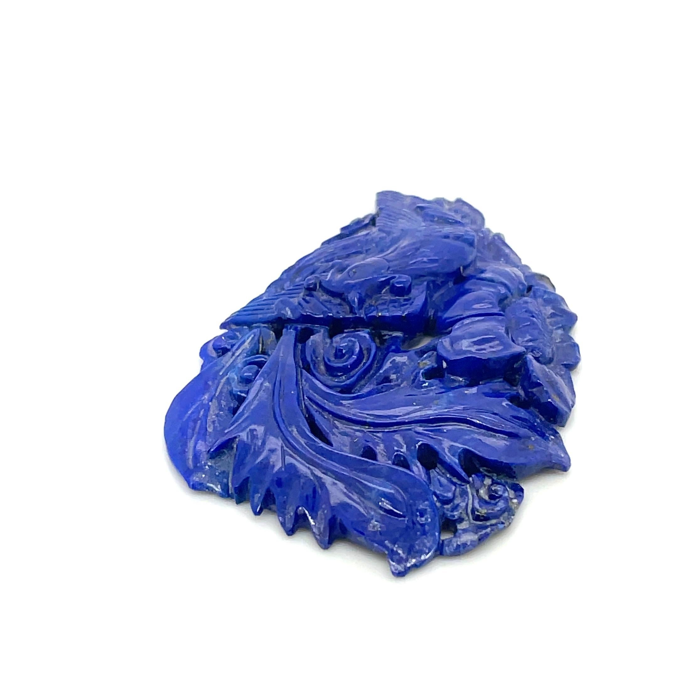 Questo splendido pezzo è caratterizzato dal blu profondo e celeste del lapislazzuli, intricatamente intagliato con un delicato uccello appollaiato tra fiori in fiore. 

Le ricche macchie dorate del lapis evocano un cielo notturno stellato,