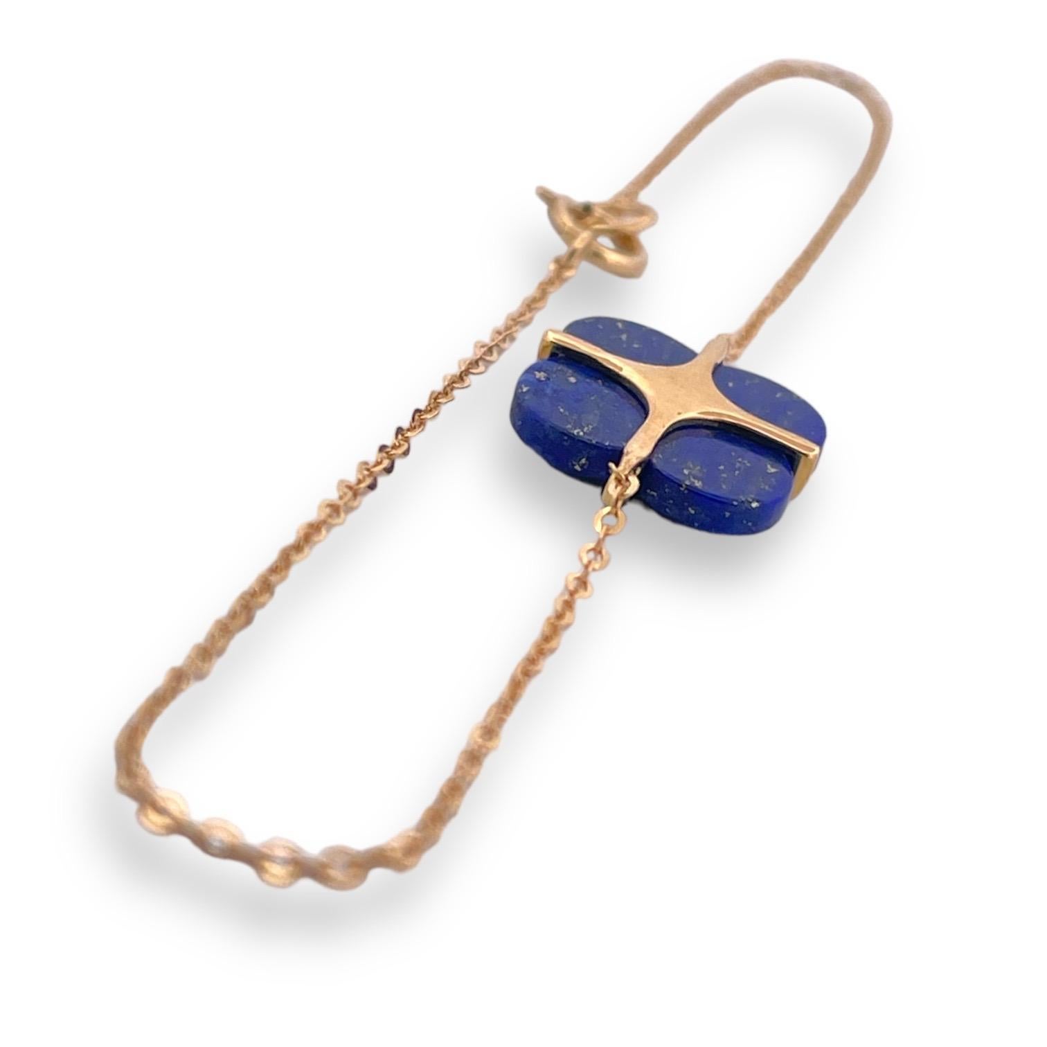The 18K yellow gold lapis natural diamond clover bracelet is a dazzling and refined accessory that seamlessly blends classic elegance style.
Crafted from solid 18-karat yellow gold, the bracelet features a series of clover motifs, each adorned with
