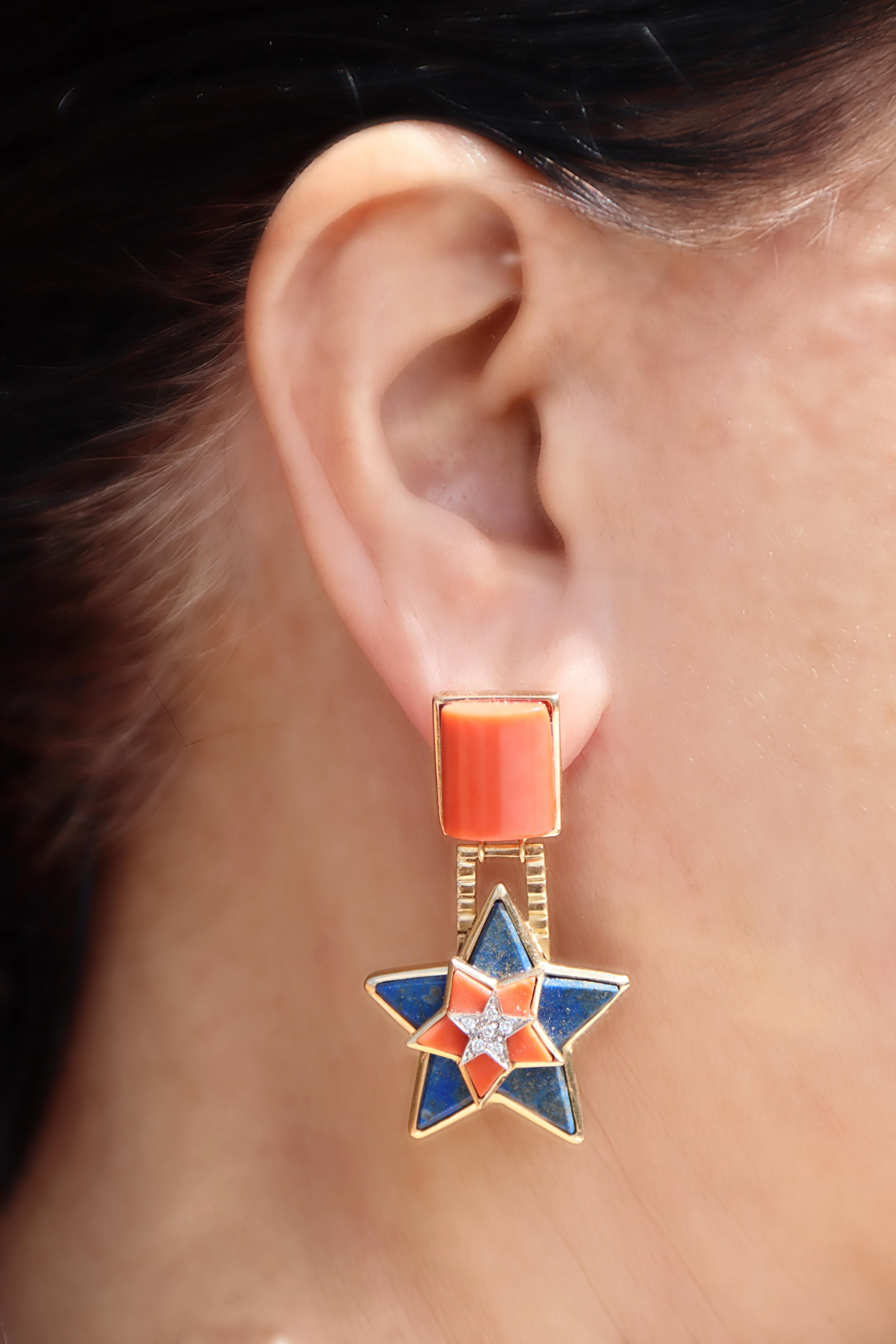 Pendants d'oreilles en or jaune 18 carats avec lapis, corail et diamants en vente 1