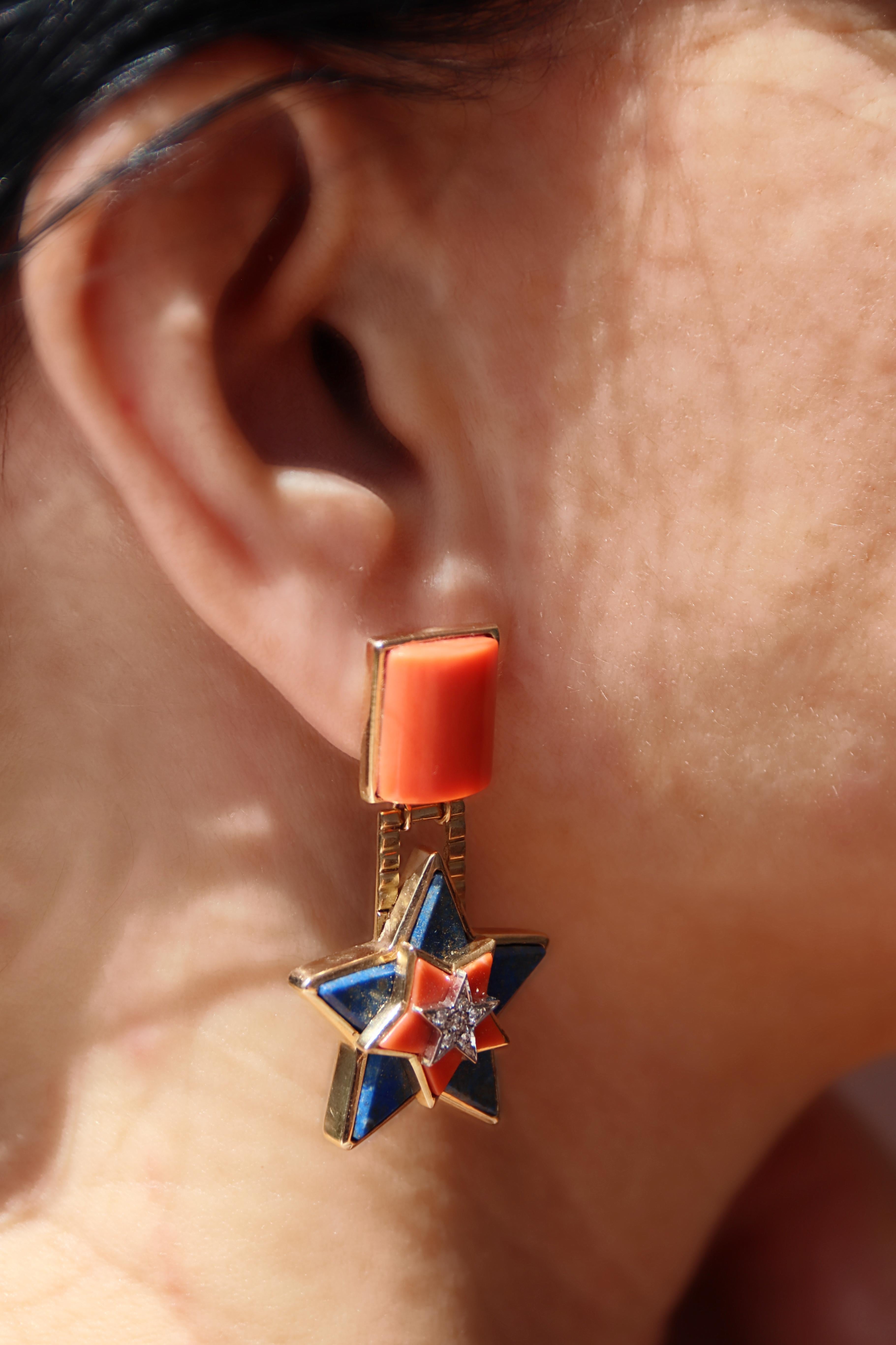 Pendants d'oreilles en or jaune 18 carats avec lapis, corail et diamants en vente 3