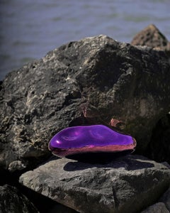 Specchio scultoreo in Lapis Cynober con vetro soffiato a mano di Homa