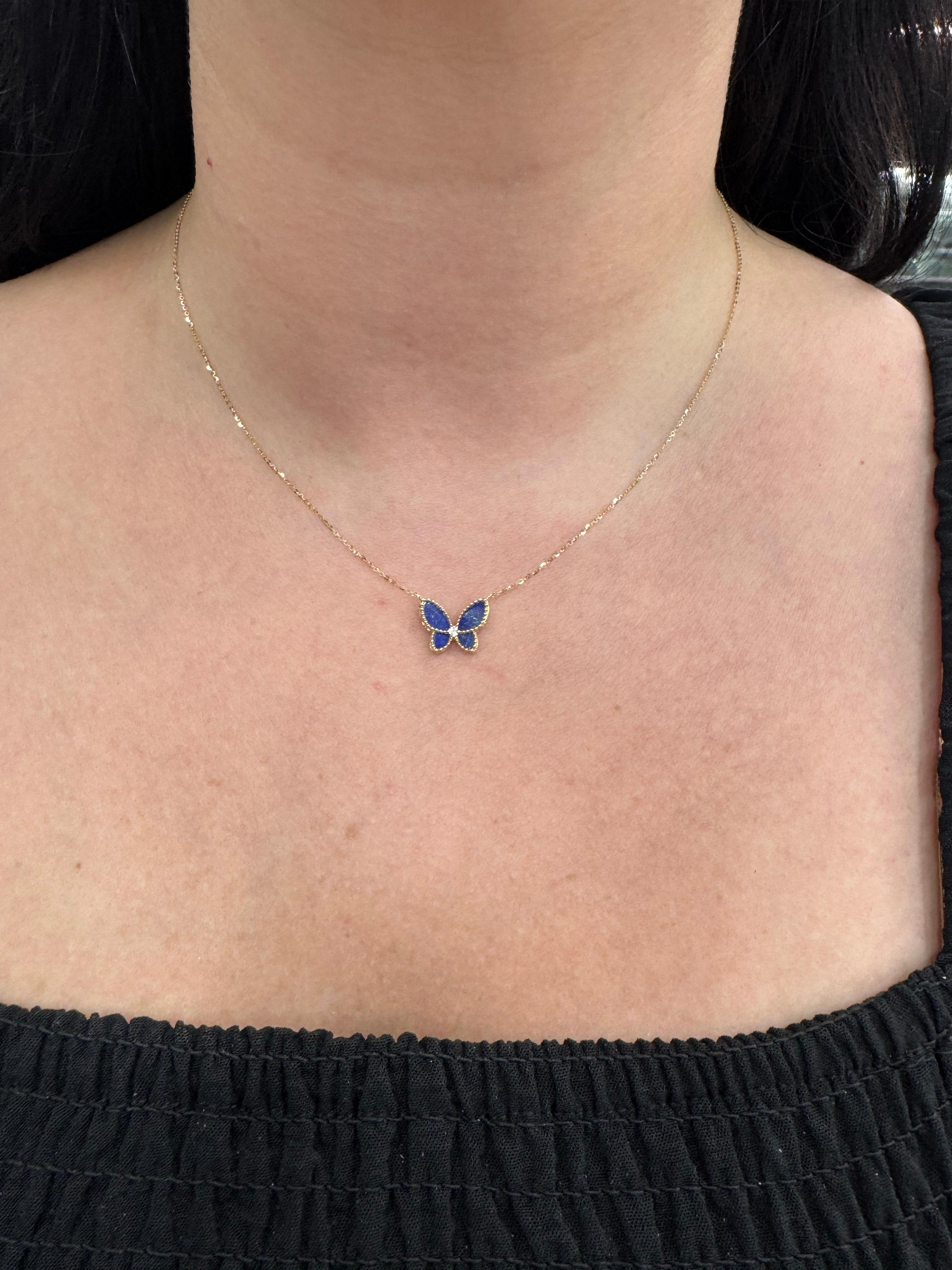 Délicatement réalisé en or 14 carats, ce collier enchanteur présente un motif de papillon incrusté d'ailes de lapis-lazuli d'un bleu profond. Le centre est rehaussé d'un seul diamant de taille brillant pesant environ 0,02 carat, de couleur G et de