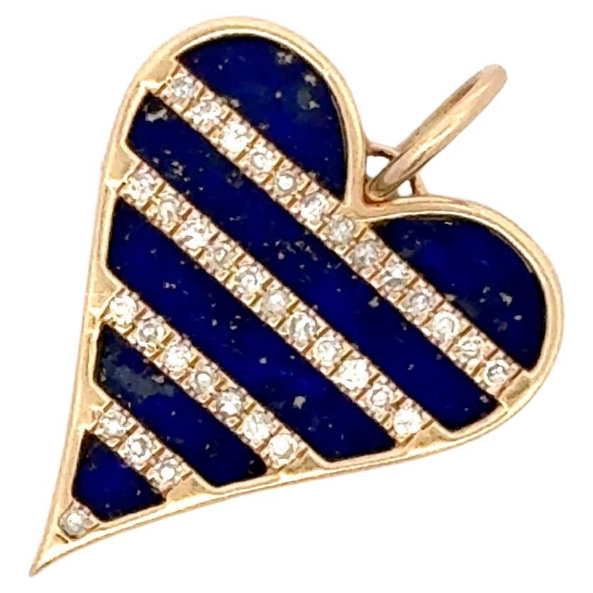 Fabriqué en Italie, ce collier-pendentif présente un cœur en Lapis découpé avec des bandes de brillants ronds, 35 pierres pesant 0,28 carats. 
Collier non inclus.
DM pour différentes options de colliers.
D'autres pendentifs en forme de cœur sont