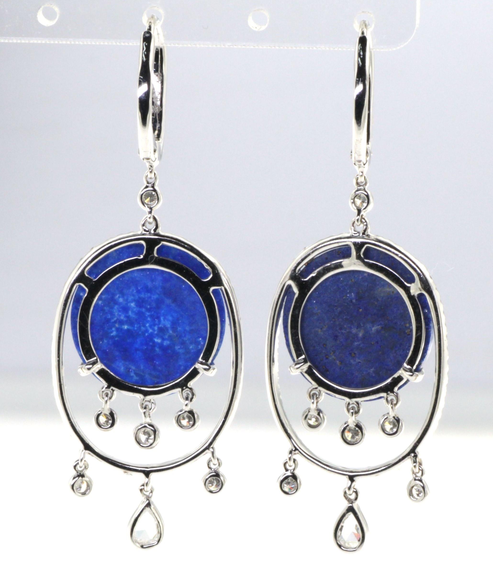 Ti presentiamo i nostri affascinanti orecchini pendenti con cristallo di rocca Spessartite e diamante doppio in oro giallo 18 carati. Questi orecchini mostrano le variazioni naturali e la bellezza delle fette di spessartite, elegantemente combinate