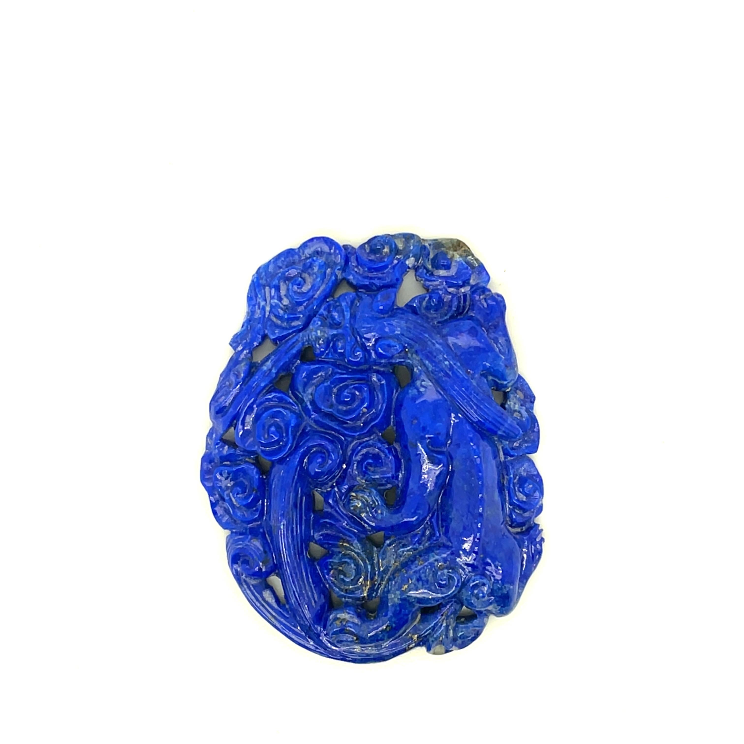 Il ciondolo con drago di Lapis, dal peso di 57,83 carati, è una creazione straordinaria. 

Proveniente dalle ricche miniere dell'Afghanistan, il lapislazzuli blu reale intenso, punteggiato di pirite dorata naturale, evoca la magia del cosmo.

Questo