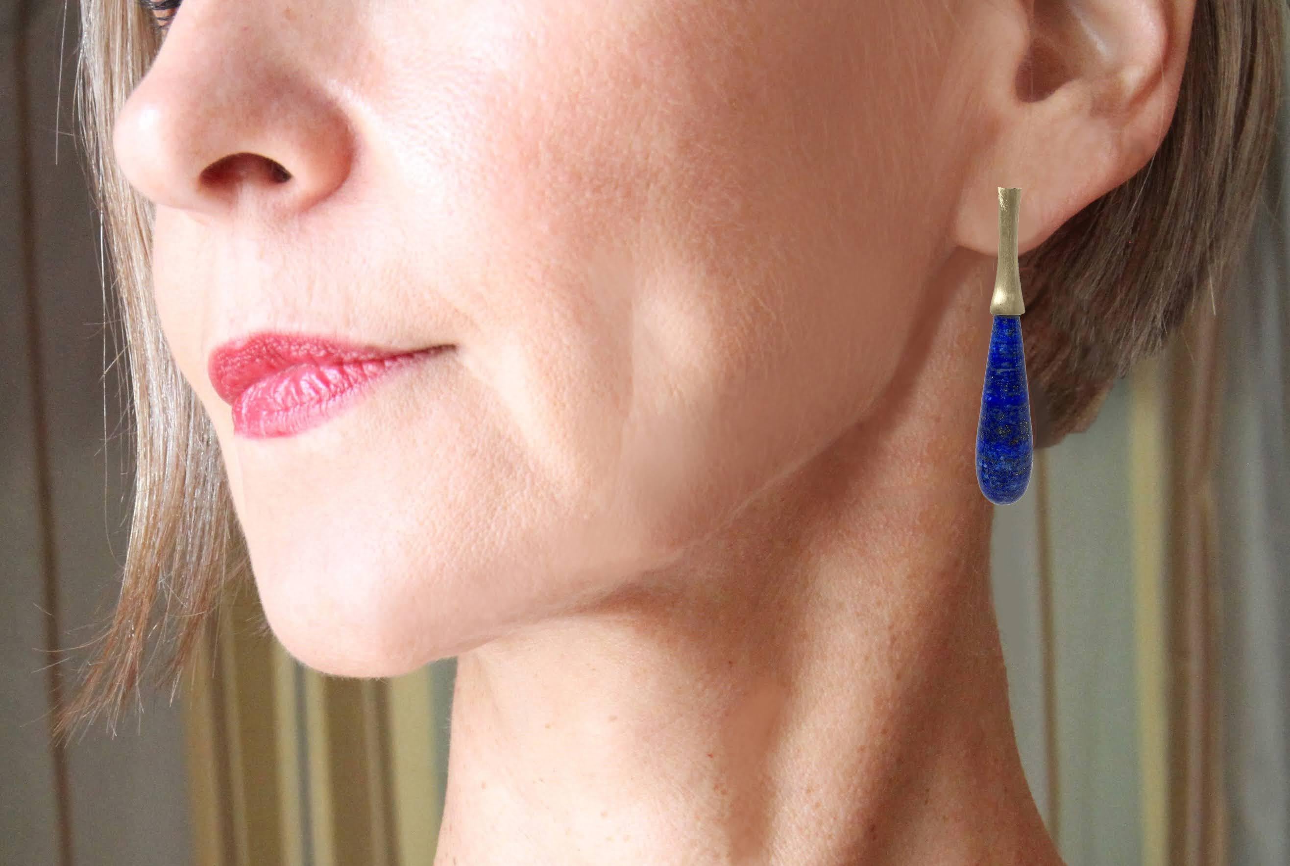 Lapis Drops on Long Yellow Gold Stem Earrings In New Condition For Sale In los angeles, CA