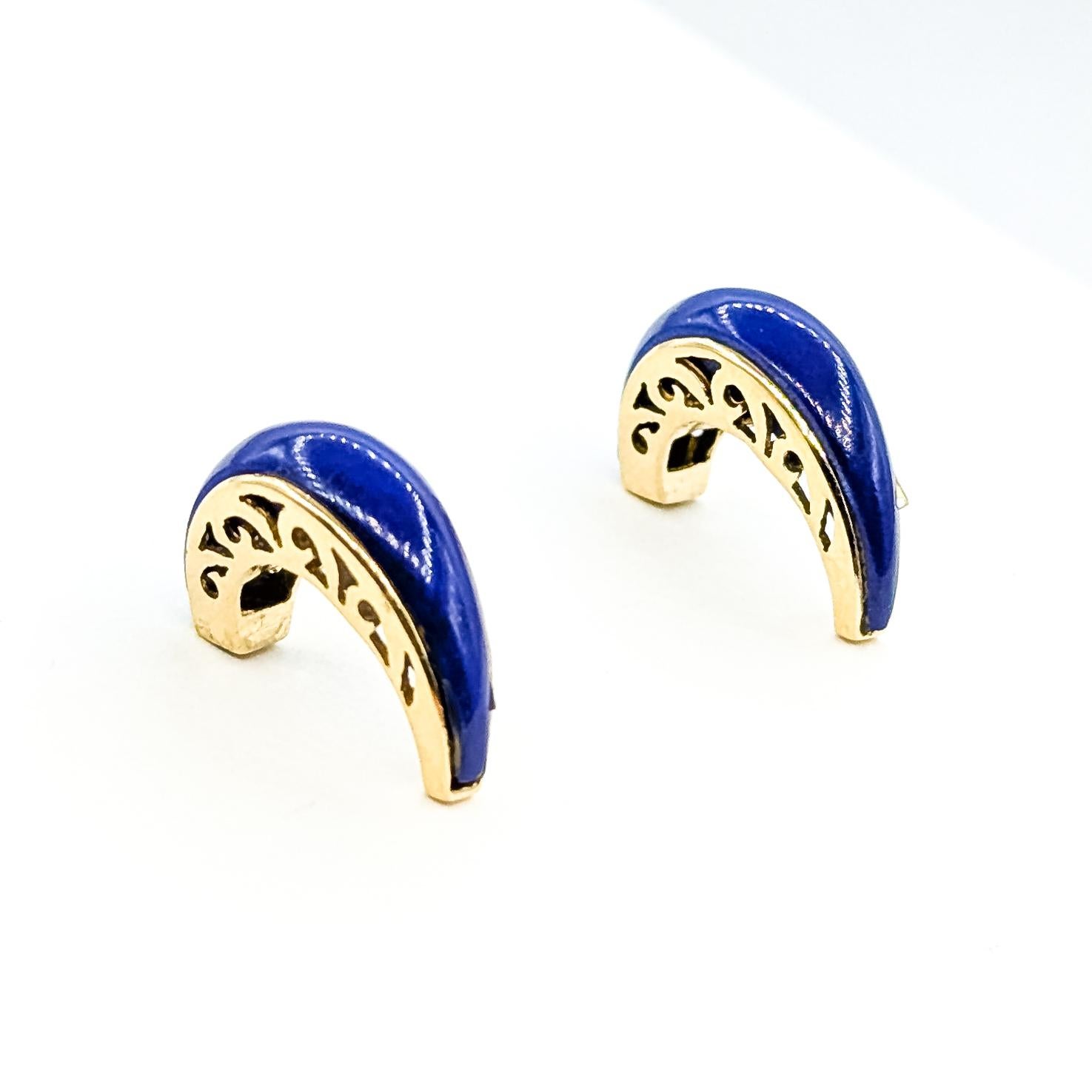 Orecchini con intarsio di lapis in oro giallo 14k

Questi orecchini sono realizzati in oro giallo 14k e presentano un ricco lapis blu intarsiato a mezzaluna. La struttura in oro include dettagli decorativi traforati lungo la curva interna,