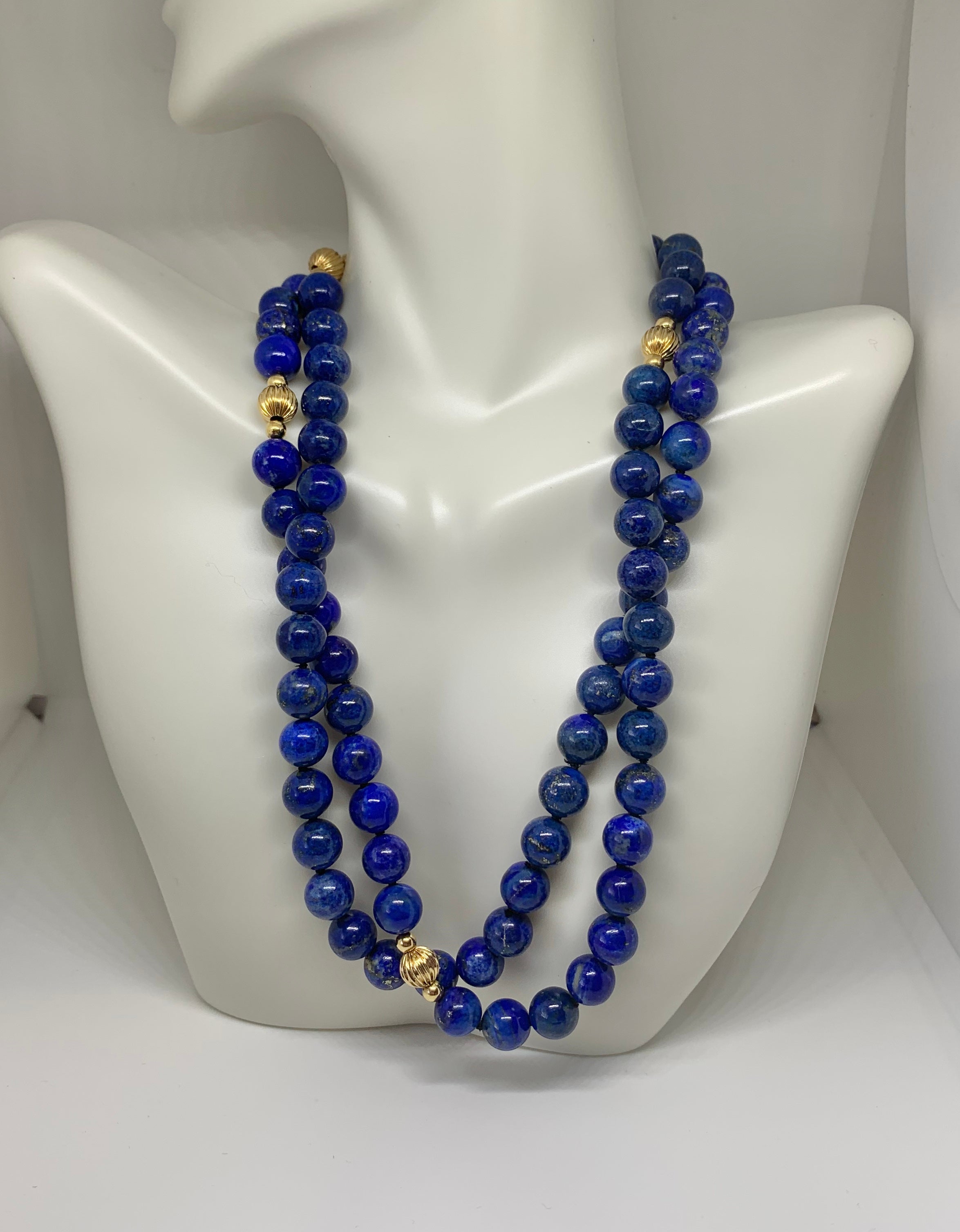 DIES IST EINE ATEMBERAUBENDE 30 ZOLL LANG LAPISLAZULI UND 14 KARAT GOLD PERLE ANWESEN HALSKETTE.  DIE LEBHAFT BLAUEN LAPISLAZULI-PERLEN SIND WUNDERSCHÖN MIT GOLD GESPRENKELT UND HABEN EINEN DURCHMESSER VON 9 MM.  DIE LAPISPERLEN SIND MIT