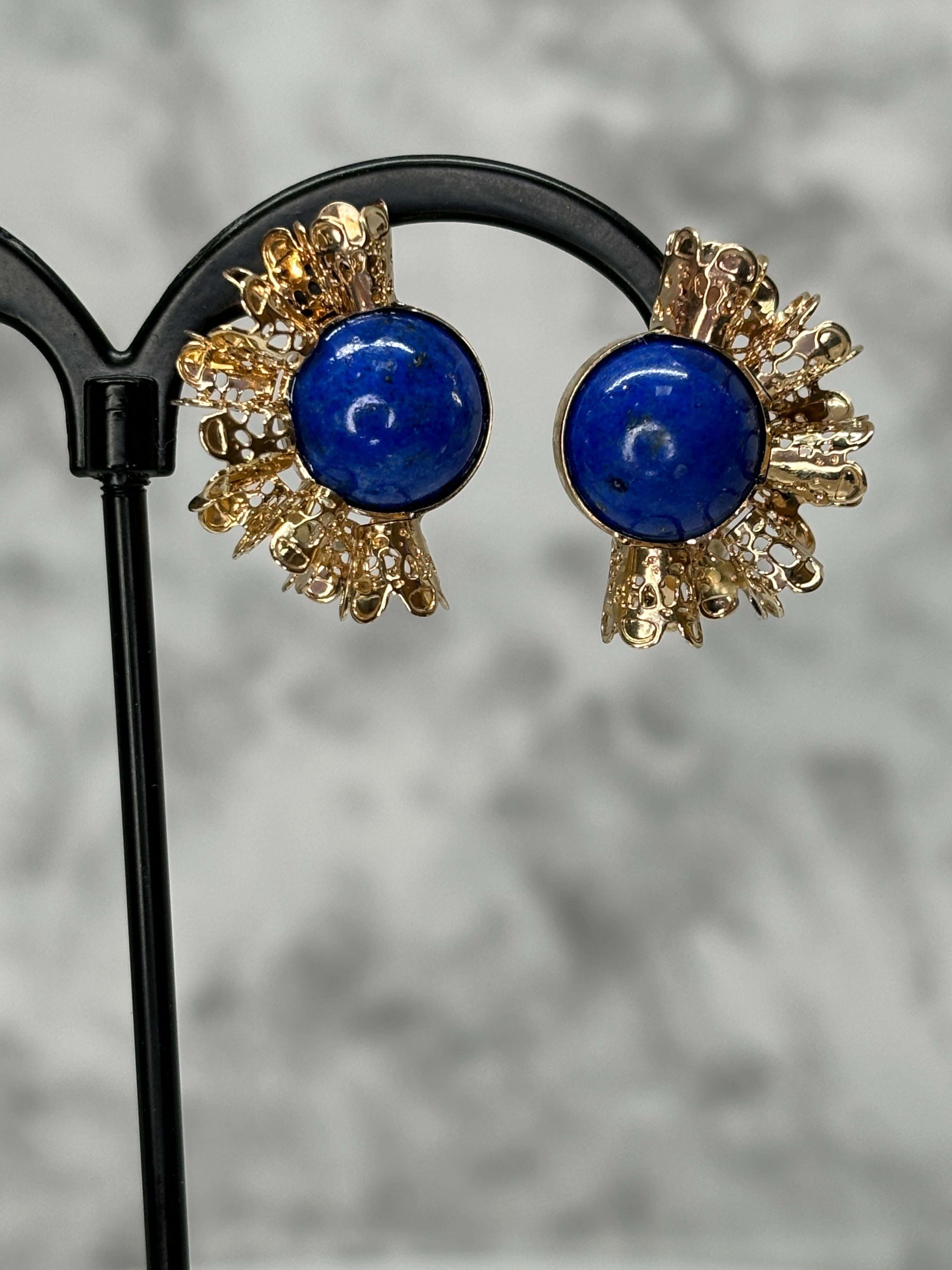 Women's or Men's Lapis Lazuli 14k Yellow Gold Ruffle Gold Earrings Omega Back For Sale