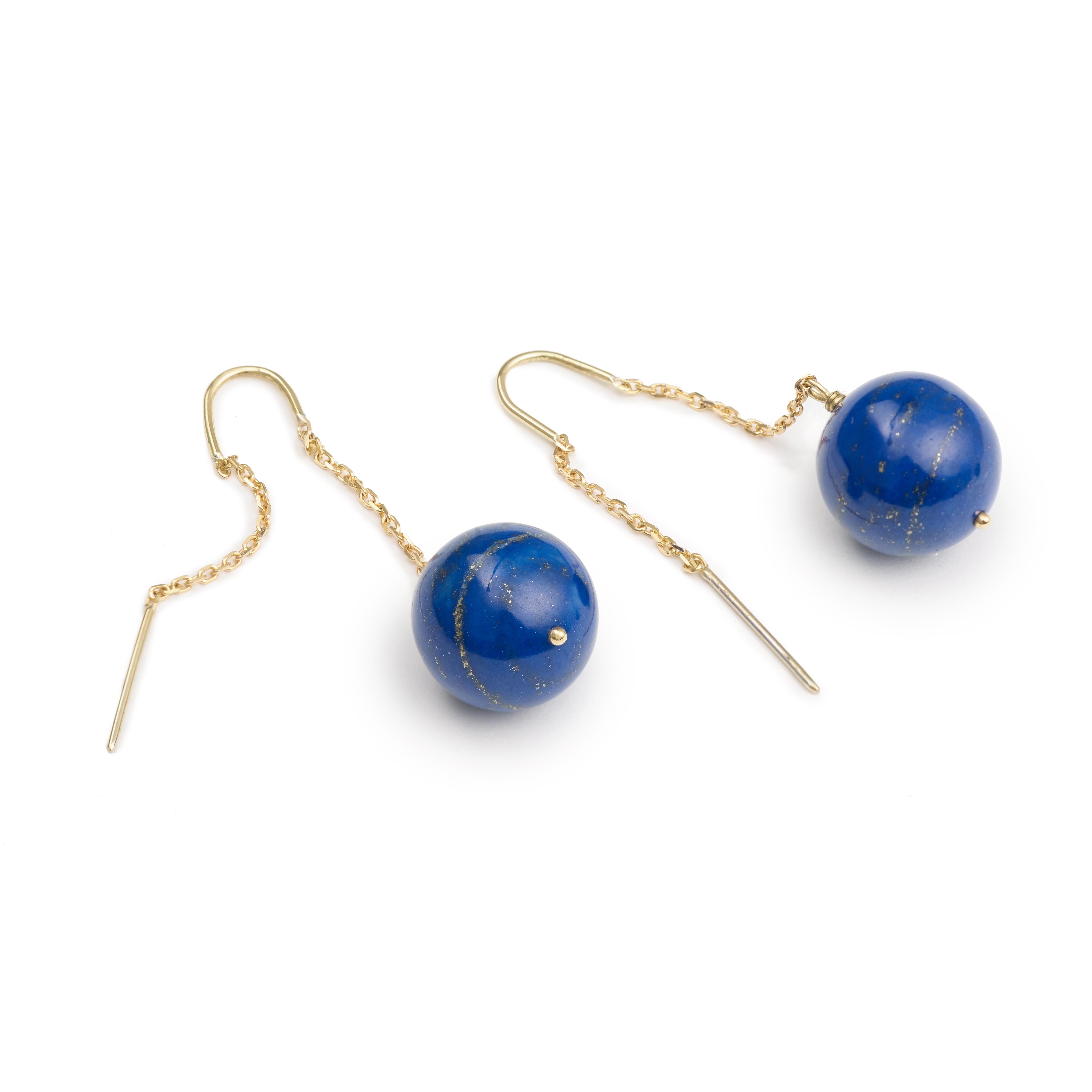 Lovely pair of gold pendant earrings with a lapis-lazuli ball on each earring.

Dimensions of the lapis-lazuli balls: 13 x 13 mm (0.51 x 0.51 inch)

Total weight of the earrings: 10.1 g

18 karat yellow gold, 750/1000ths

We can make these earrings