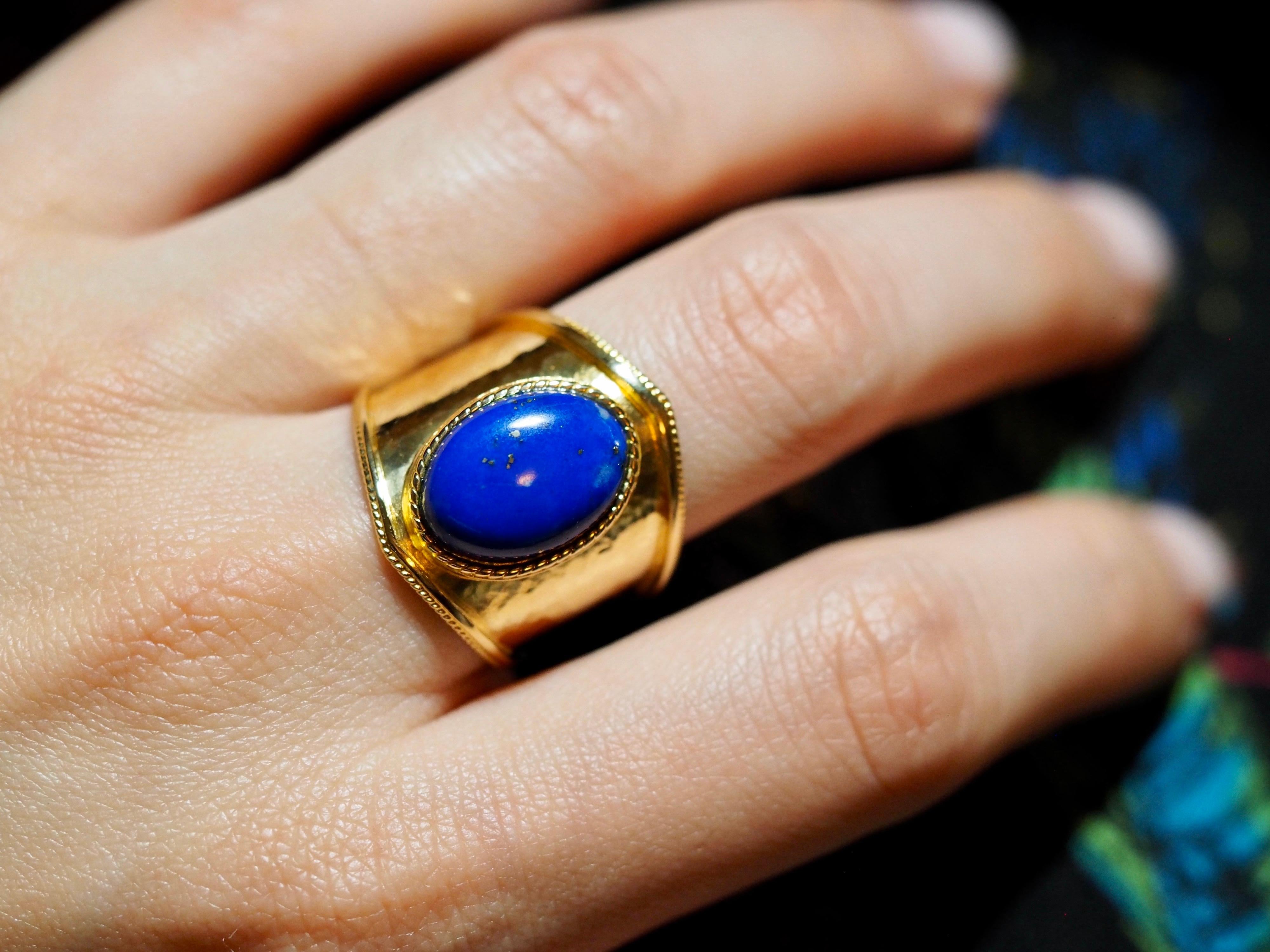 Lapis Lazuli 18 Karat Yellow Gold Hammered Ring Band In Excellent Condition In Addison, TX