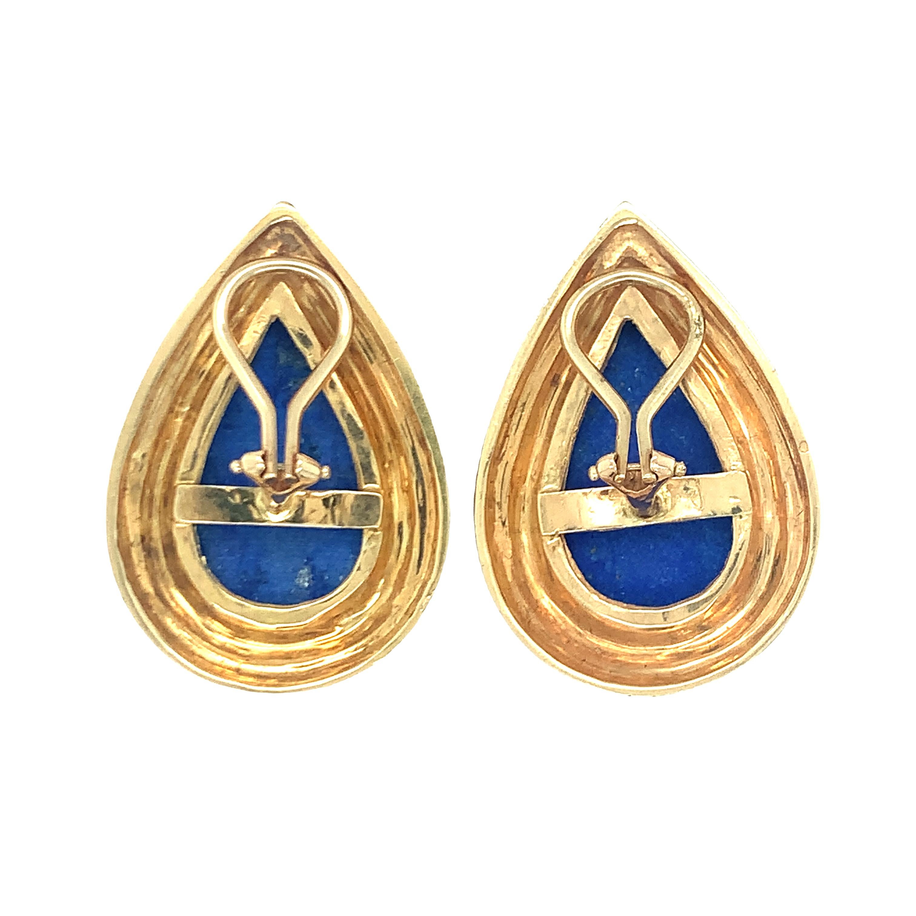 One pair of pear-shaped lapis lazuli 18K yellow gold earrings featuring royal blue lapis stone smeasuirng 24 x 15 mm. each in size. With a textured gold border, posts and Omega backs. Circa 1960s.

Regal, cobalt, lovely.

Metal: 18K yellow