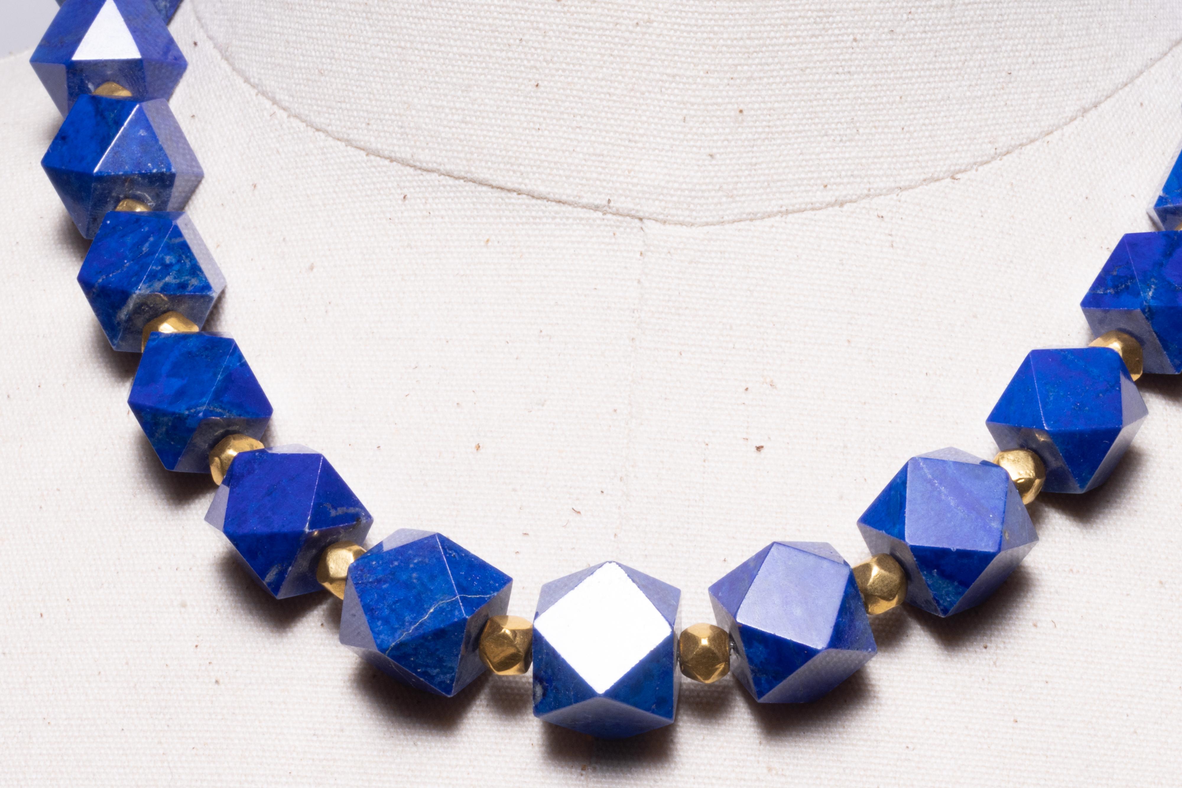 Eine schöne Halskette aus natürlichen, leicht abgestuften Lapislazuli-Perlen mit 18-karätigen Goldperlen dazwischen.  Dieser Lapis ist ein seltener und ungewöhnlicher Schliff mit 14 Seiten und die Farbe ist außergewöhnlich mit den erwarteten Flecken